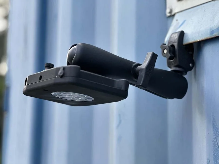 Single mount with articulated arm