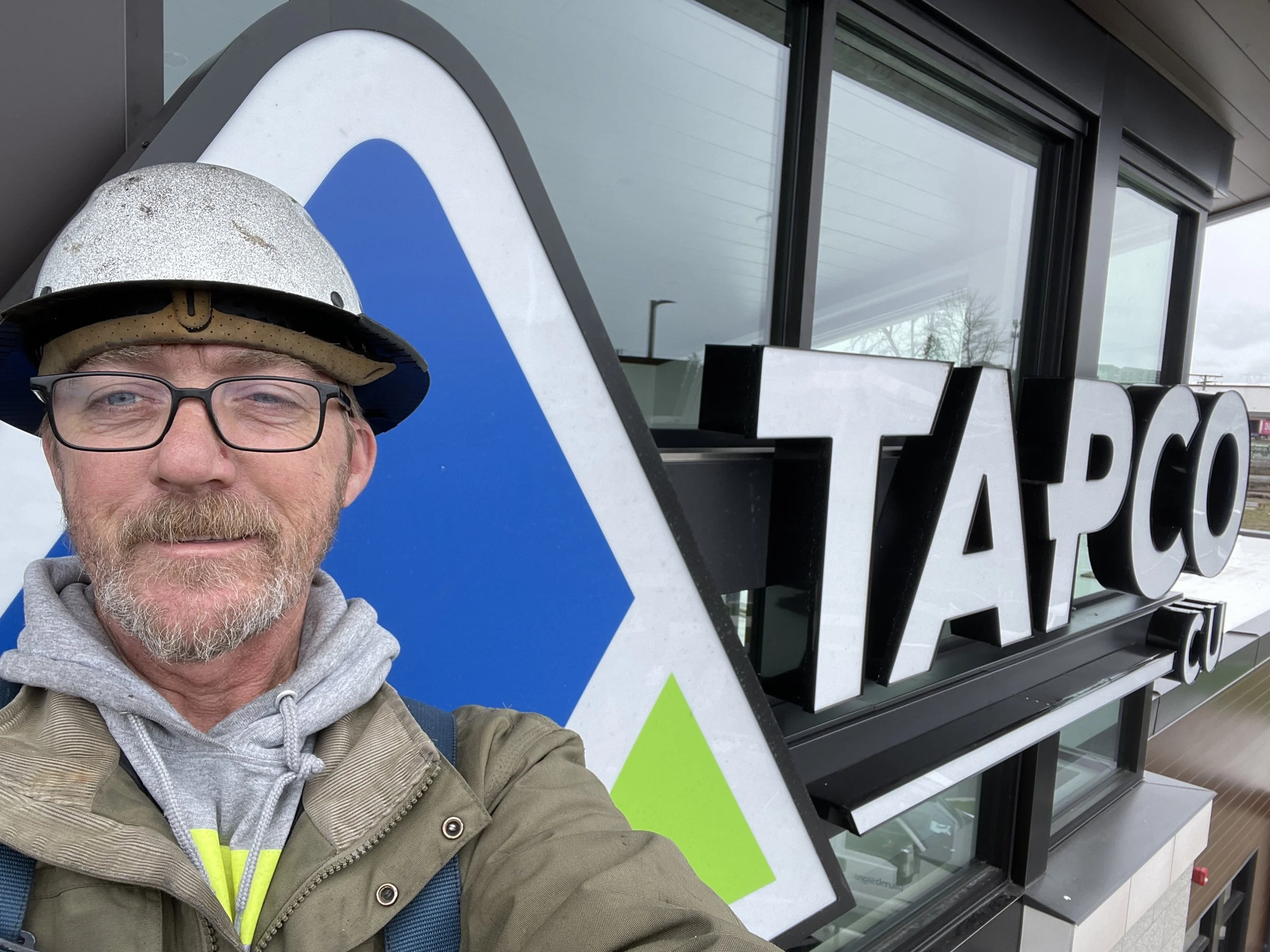 Tapco - Senior Installer fine-tuning sign details in field