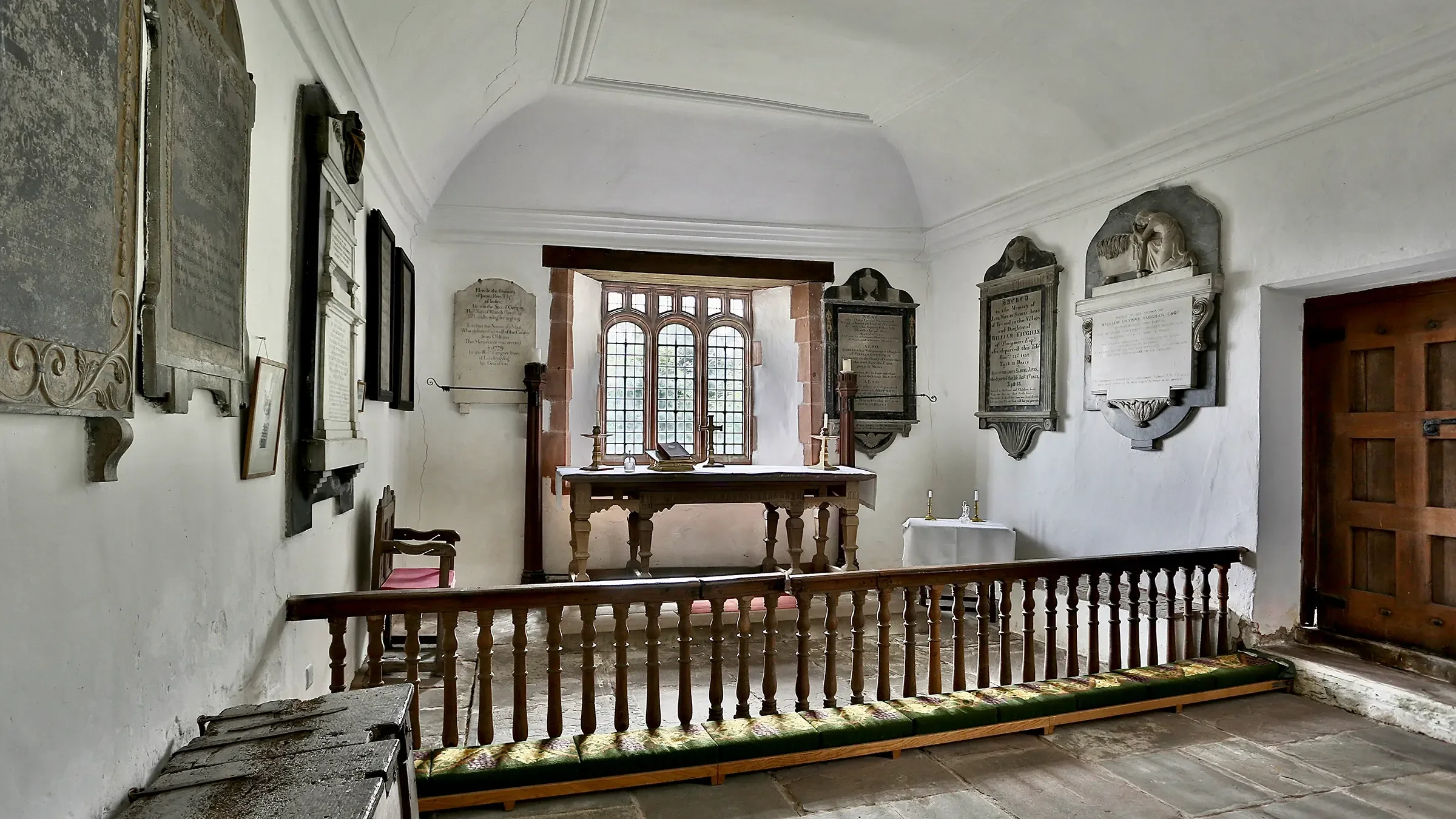 St Bilo's church interior