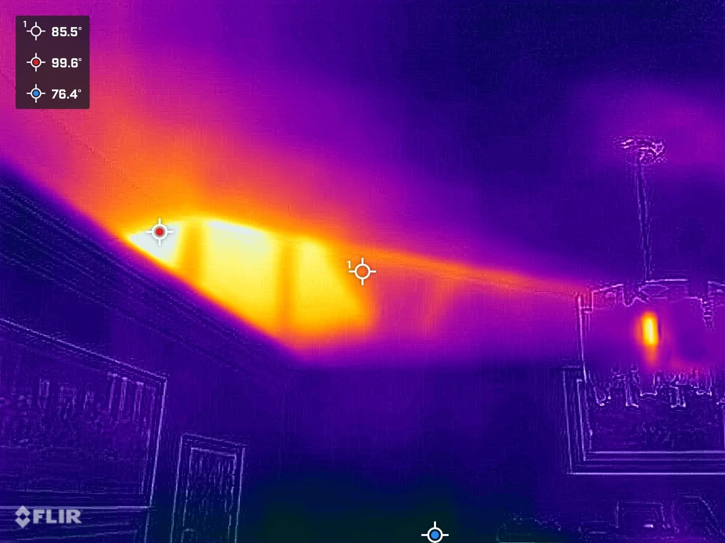 Thermal image showing a temperature anomaly near a ceiling and wall intersection