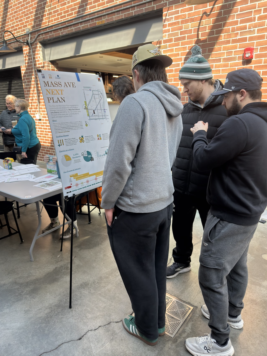Residents marking the corridor map at the public kickoff