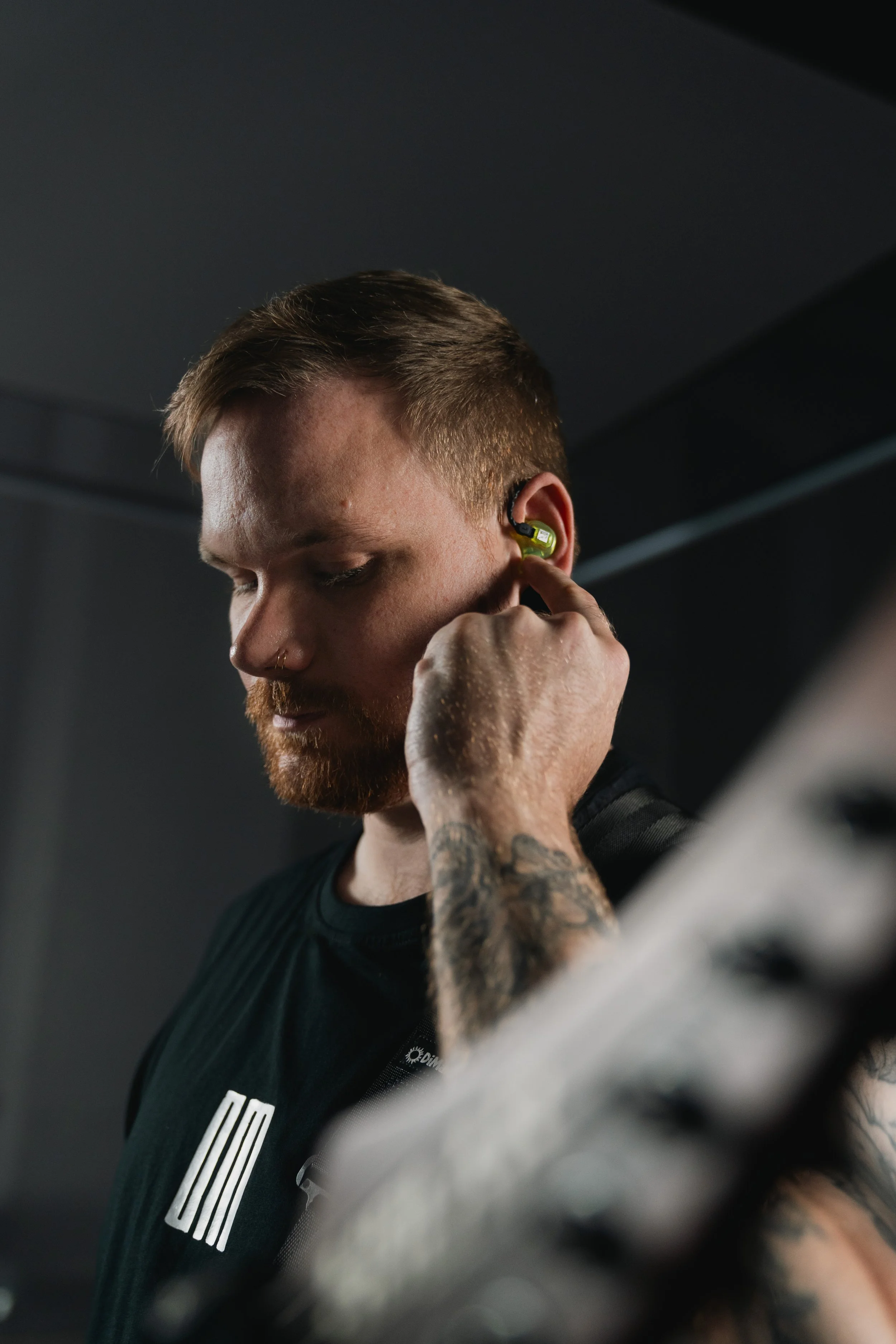 Musiker mit Hörluchs In-Ear Monitoring