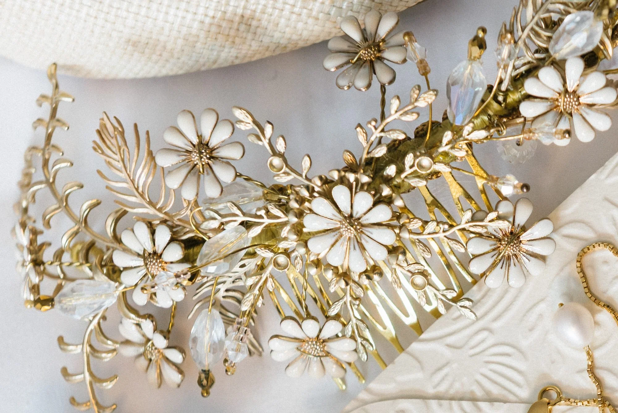 Tocado dorado de flores blancas sobre la mesa