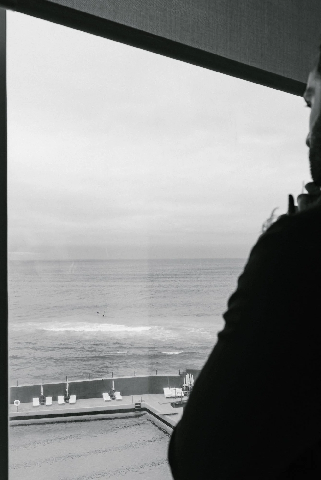 El mar a través del cristal, en blanco y negro