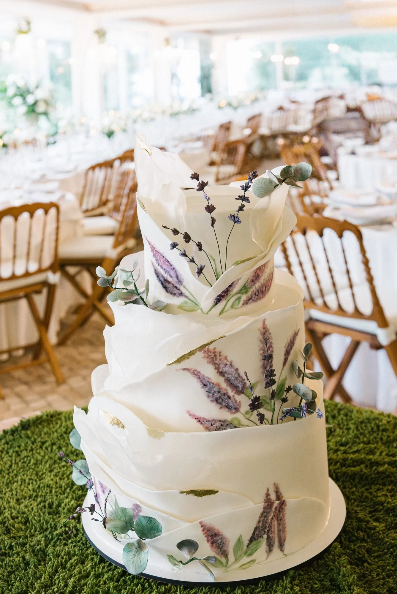 Tarta nupcial blanca de varios pisos