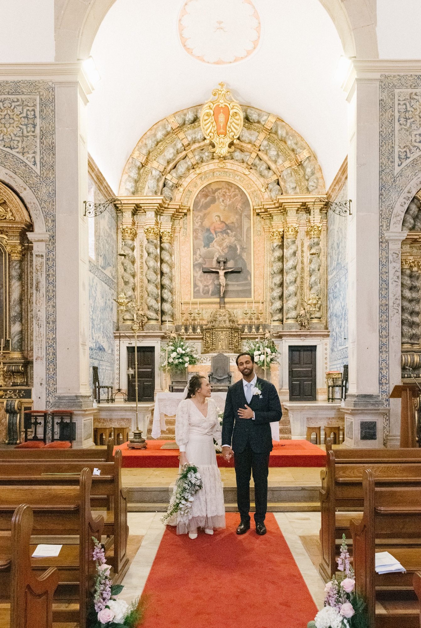 Los novios en el altar al fondo de la nave