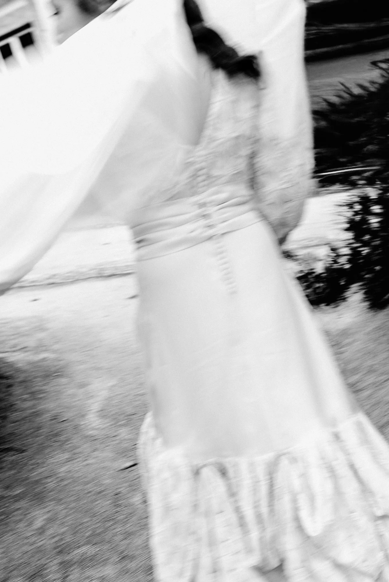 El vestido de Malu en movimiento, en blanco y negro