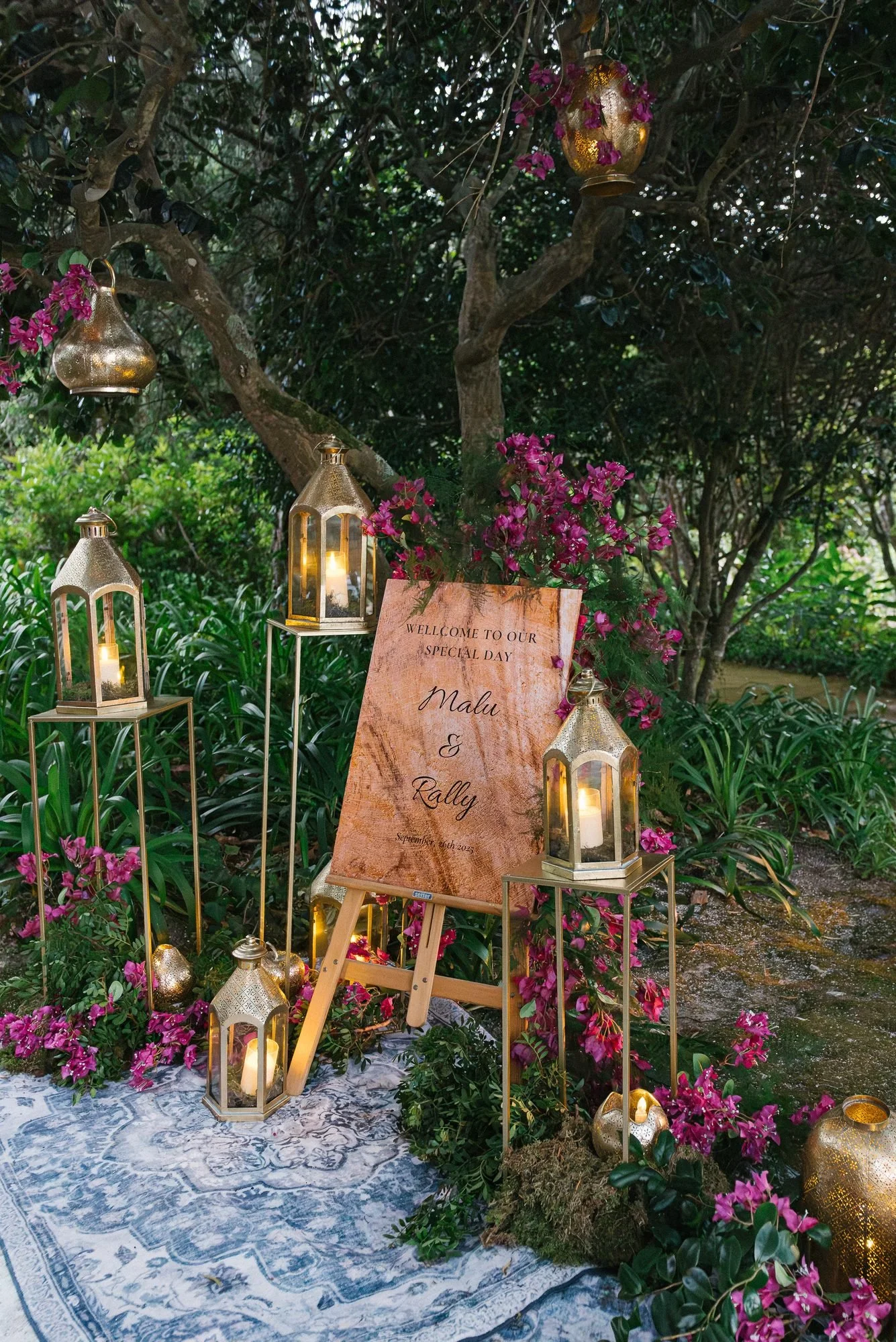 Faroles, velas y buganvillas fucsia en la decoración de la preboda