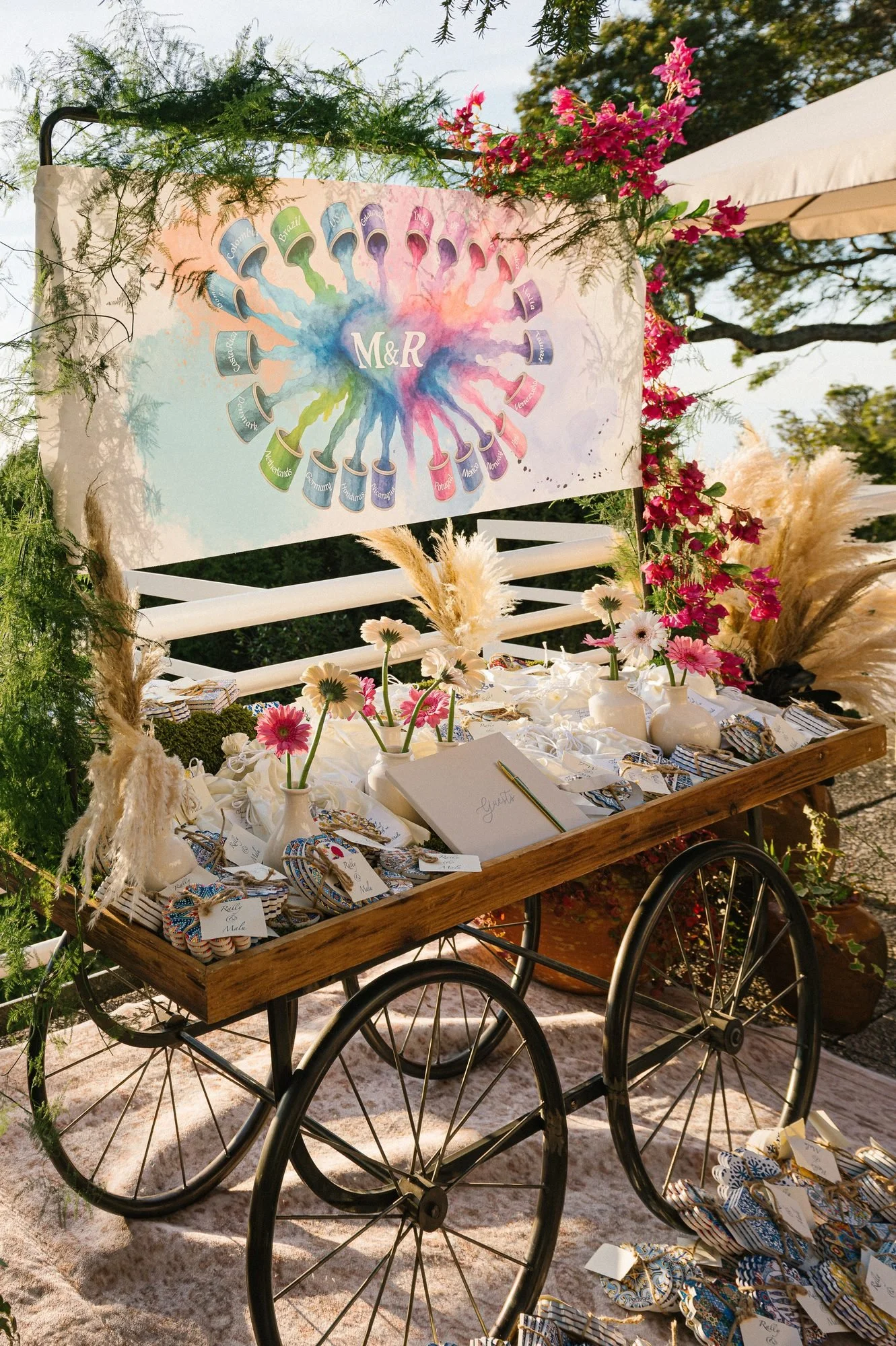Carrito de bienvenida con abanicos y regalos para los invitados