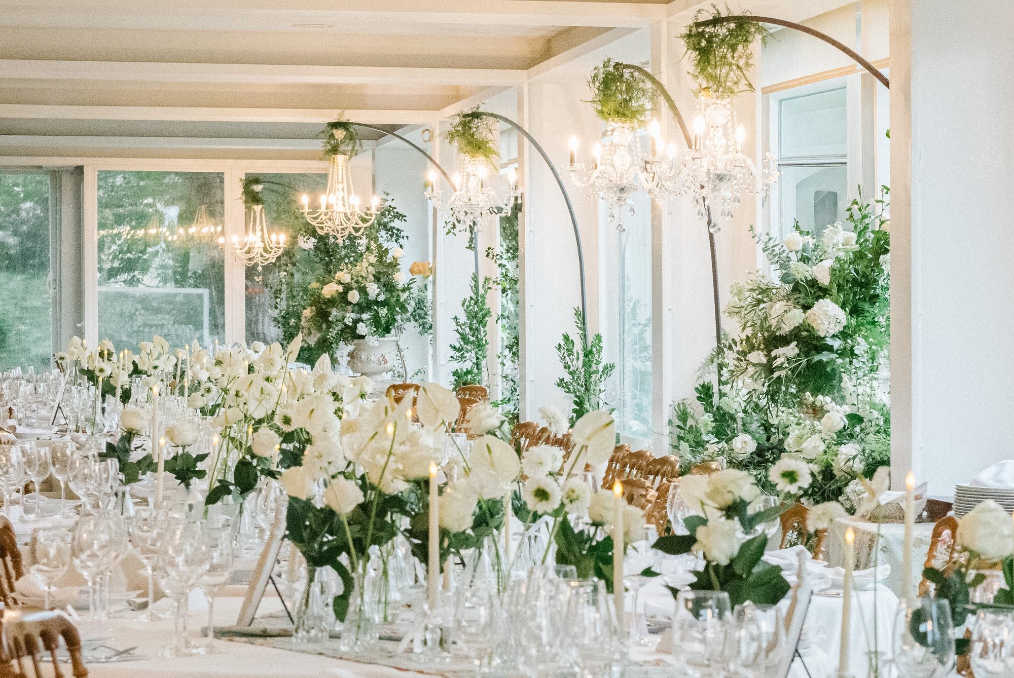 Mesa imperial con centros altos de flores blancas