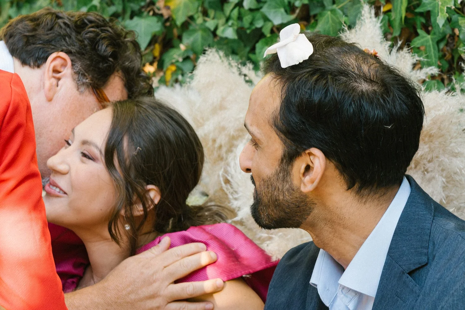 La familia bendice a los novios durante el roce