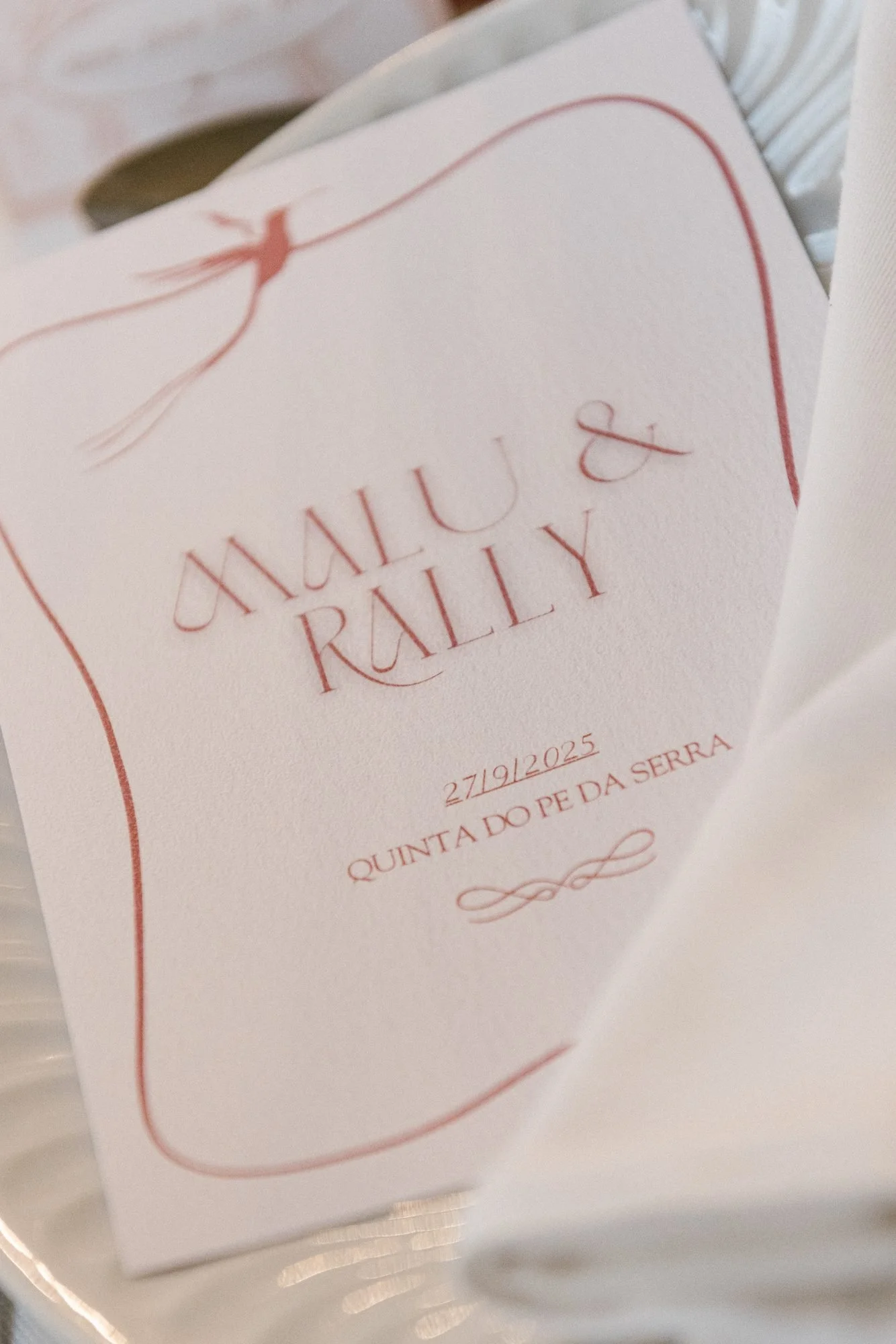 Minuta con los nombres de Malu y Rally y la fecha de la boda