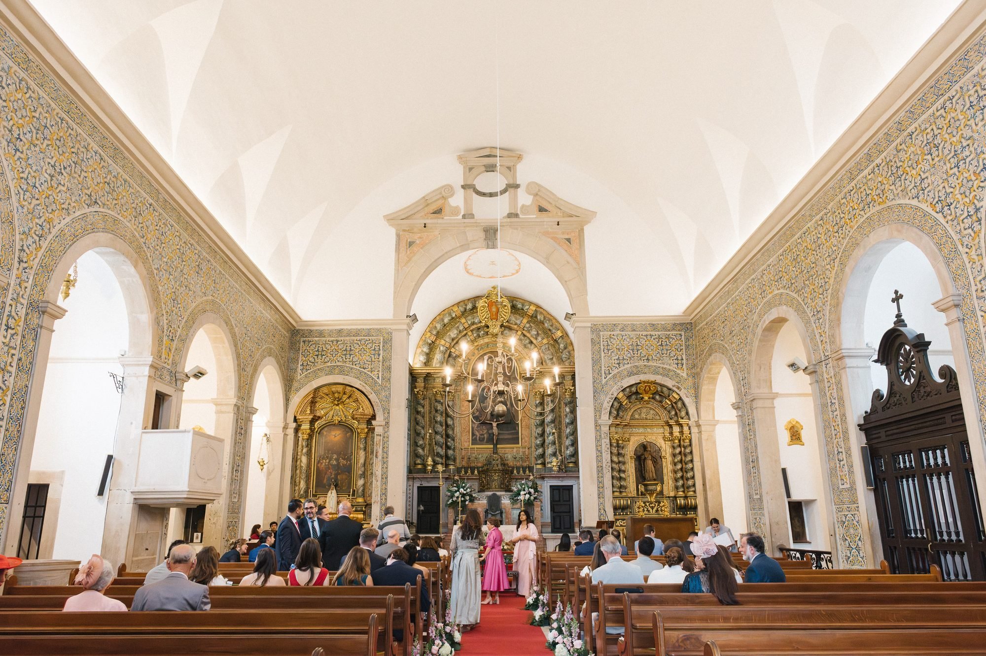 Interior de la iglesia de Colares durante la ceremonia, con retablo dorado