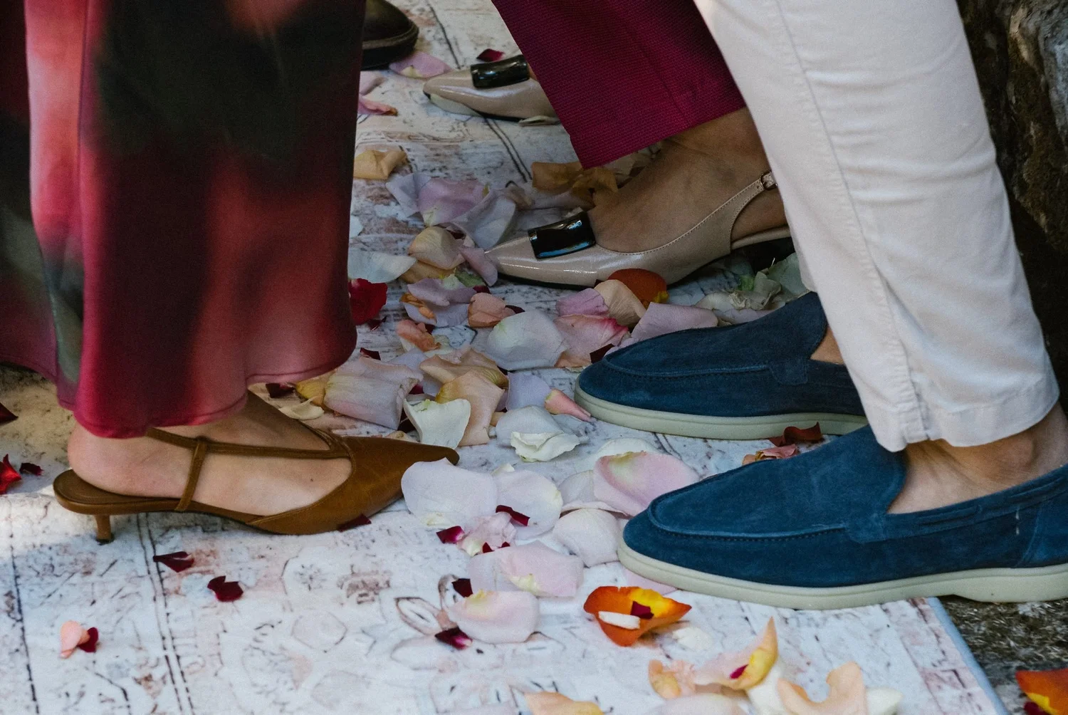 Pétalos de rosa sobre la alfombra durante el roce