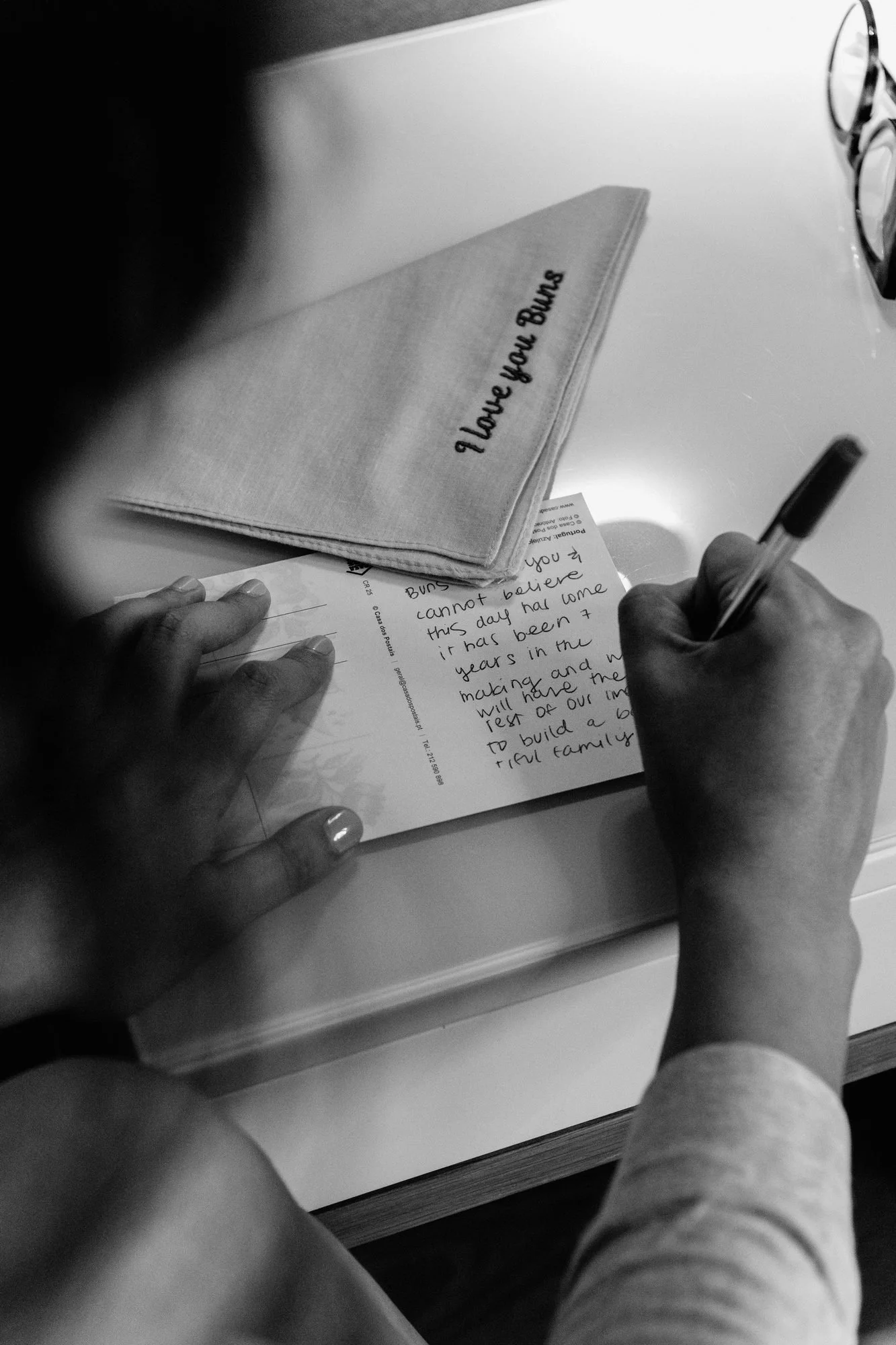Una mano escribe una carta a pluma