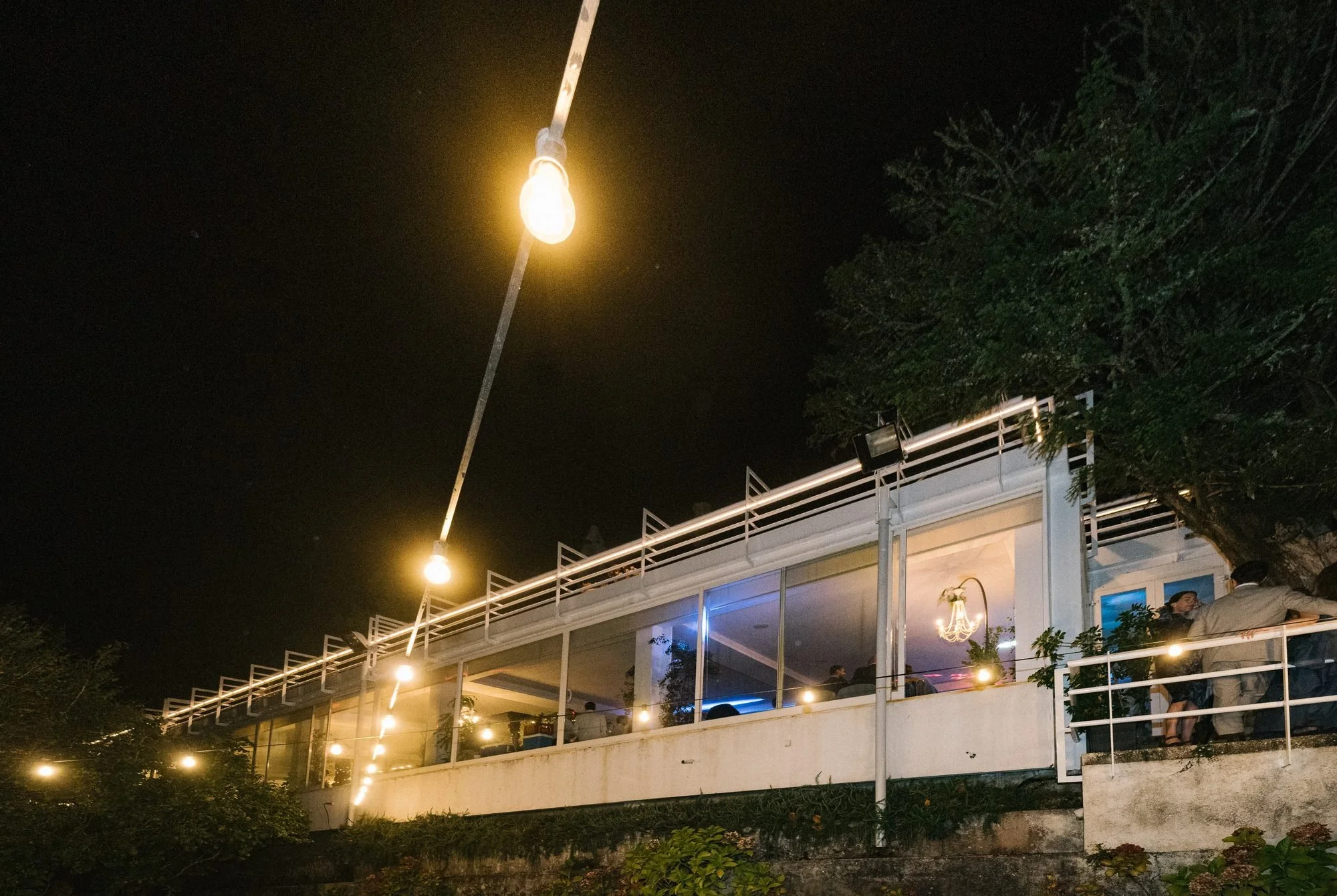 La Quinta do Pé da Serra iluminada de noche