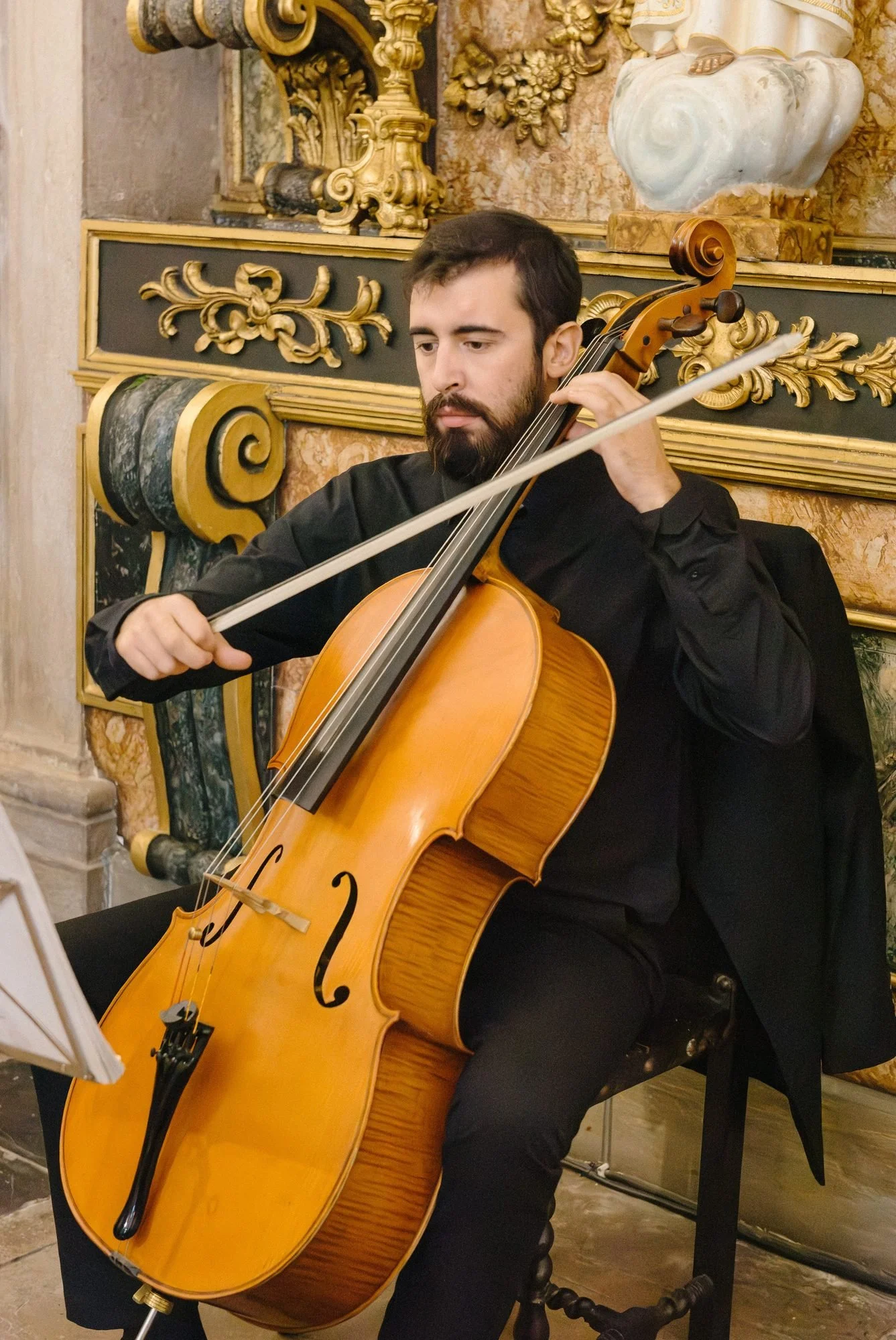 Violonchelista tocando durante la ceremonia