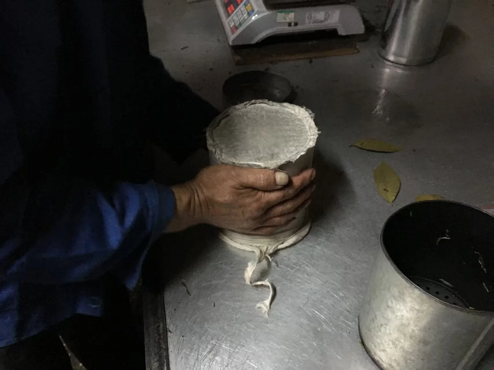 手でかたちを整える、製茶のひとこま。