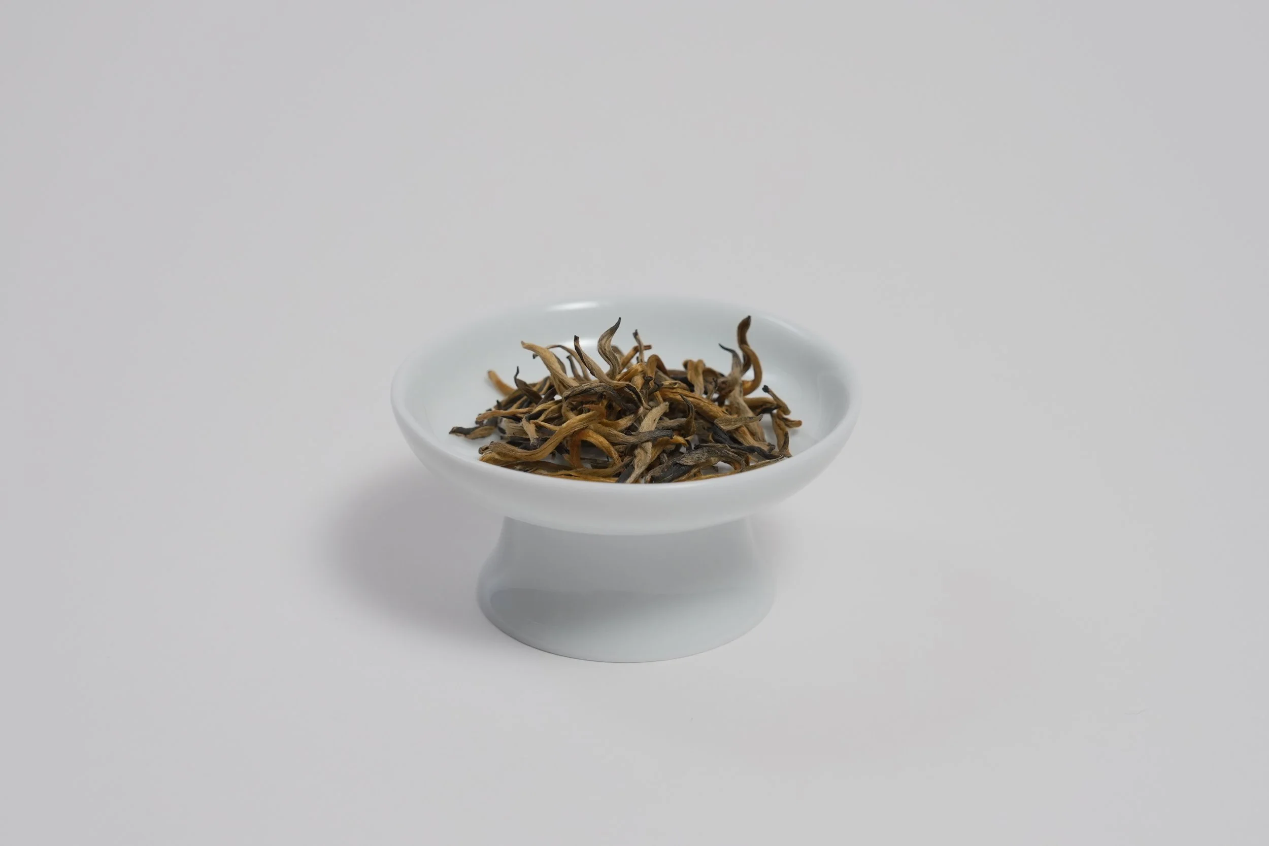 金色の芽を含む干茶