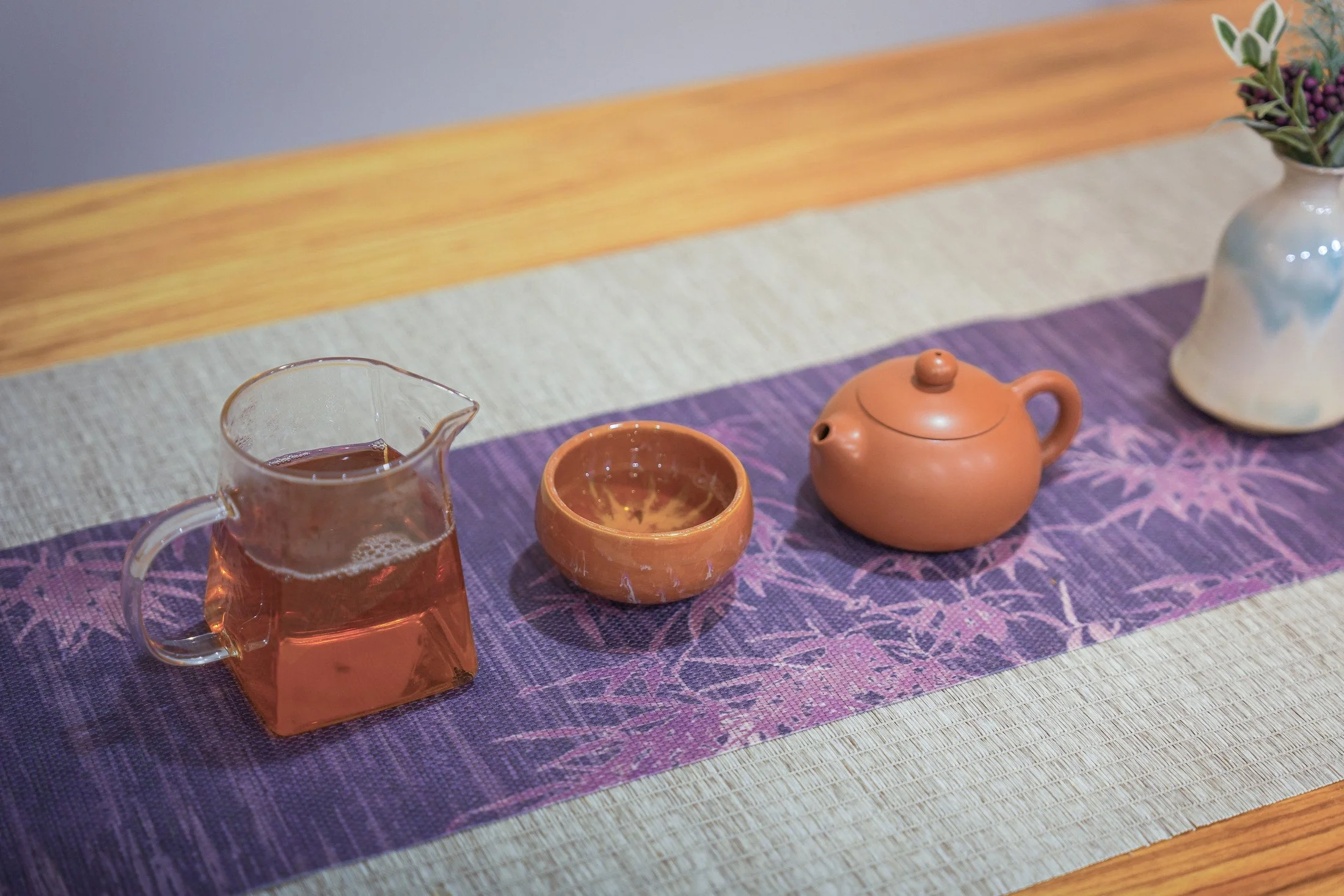 茶壺と茶杯を合わせた、茶席の静物