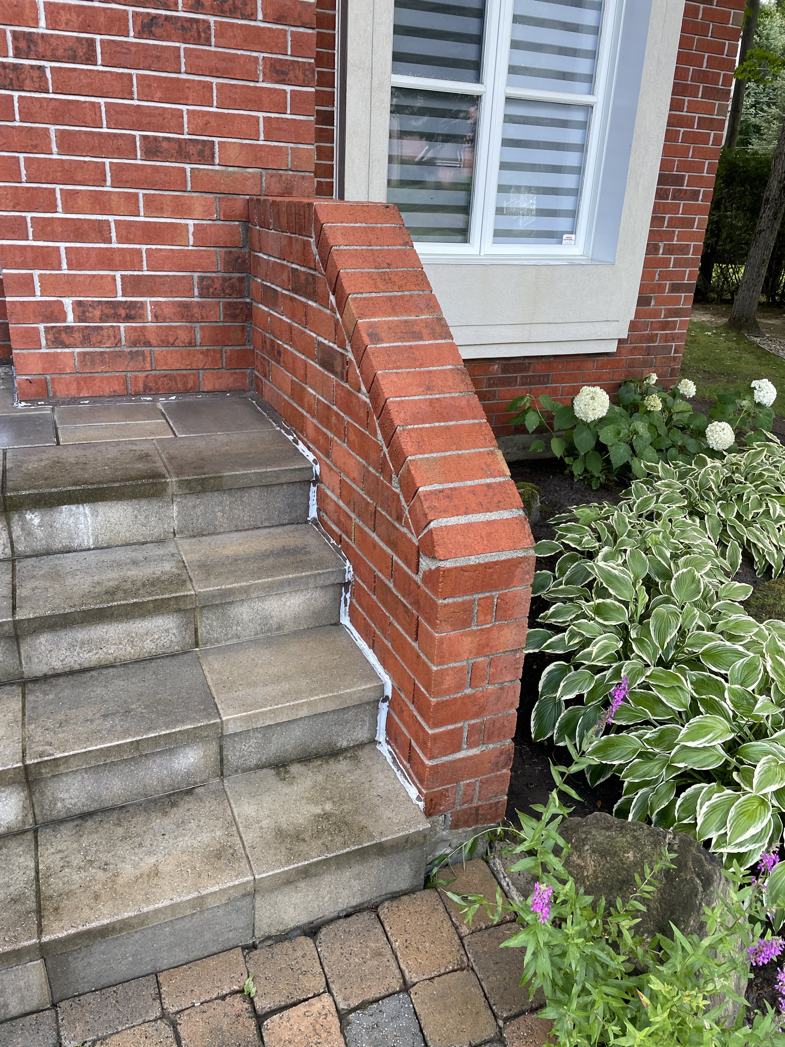 Après — muret en brique et marches en béton nettoyés à Blainville