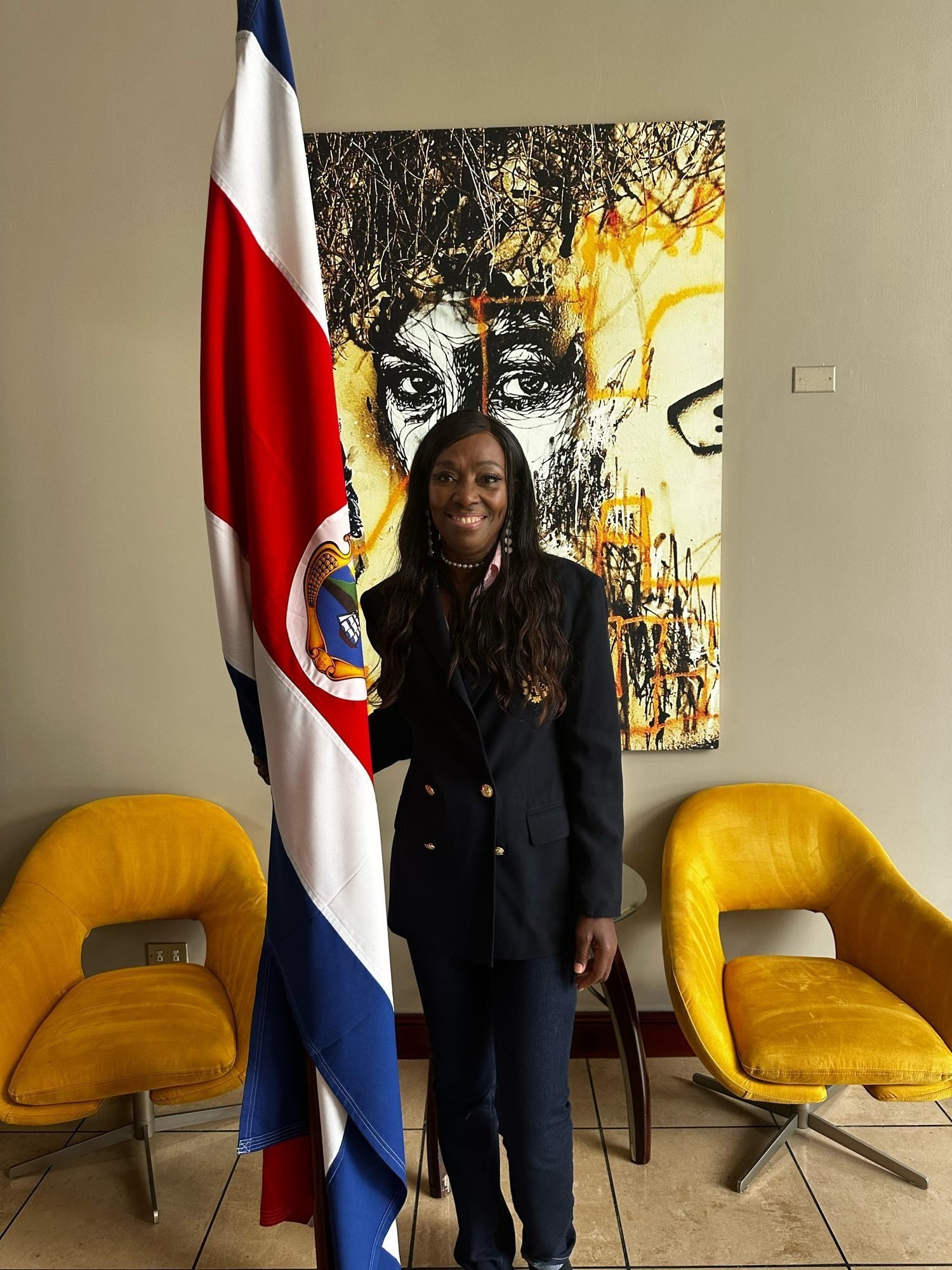 Nana Noi beside the flag of Costa Rica