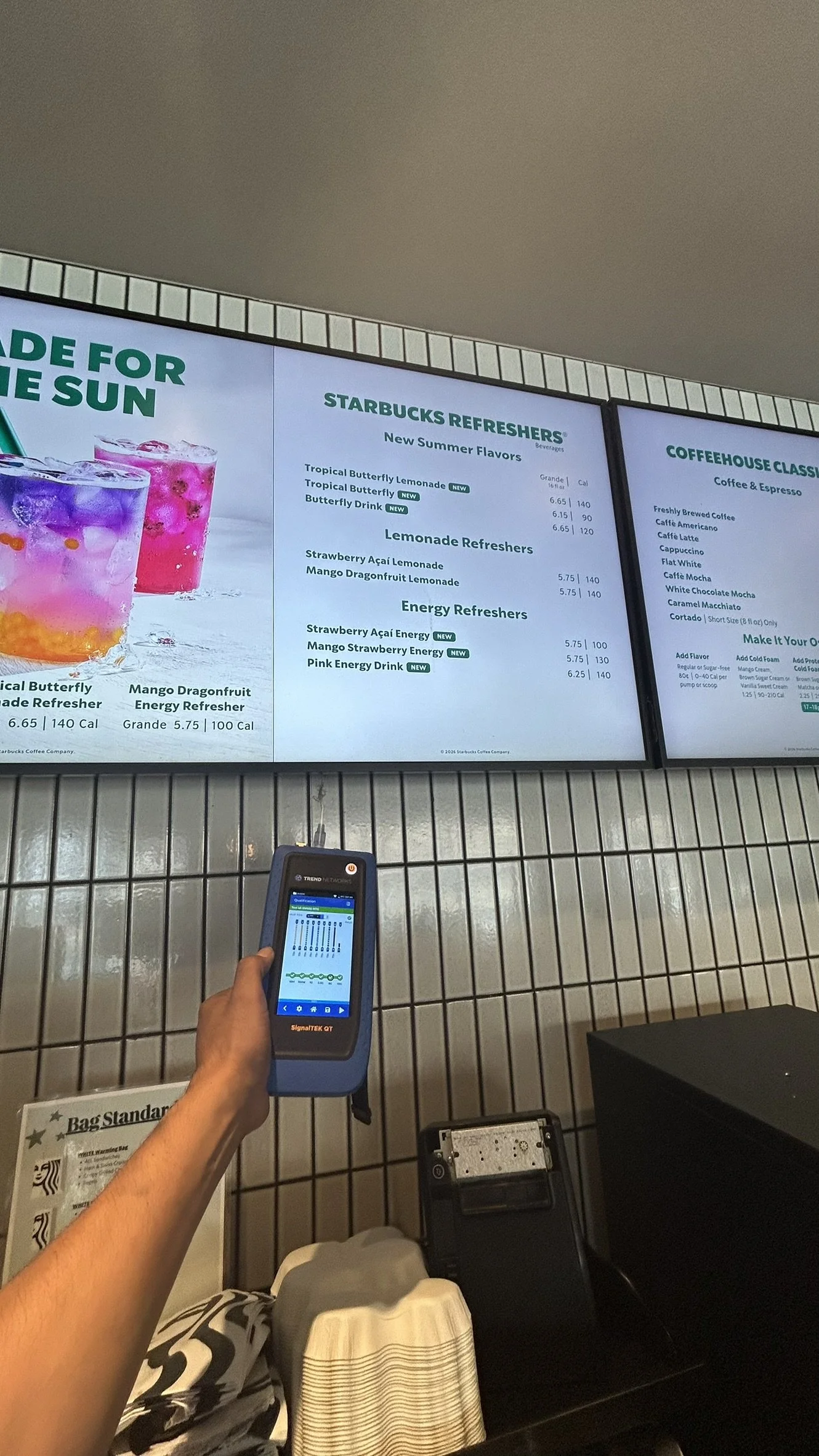 Digital signage kiosk with announcement display