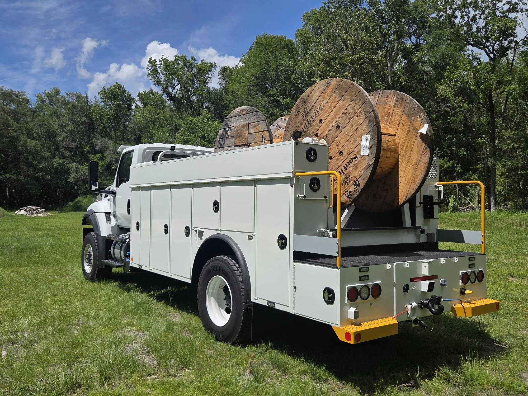 2027 International HV507 rear utility body thumbnail