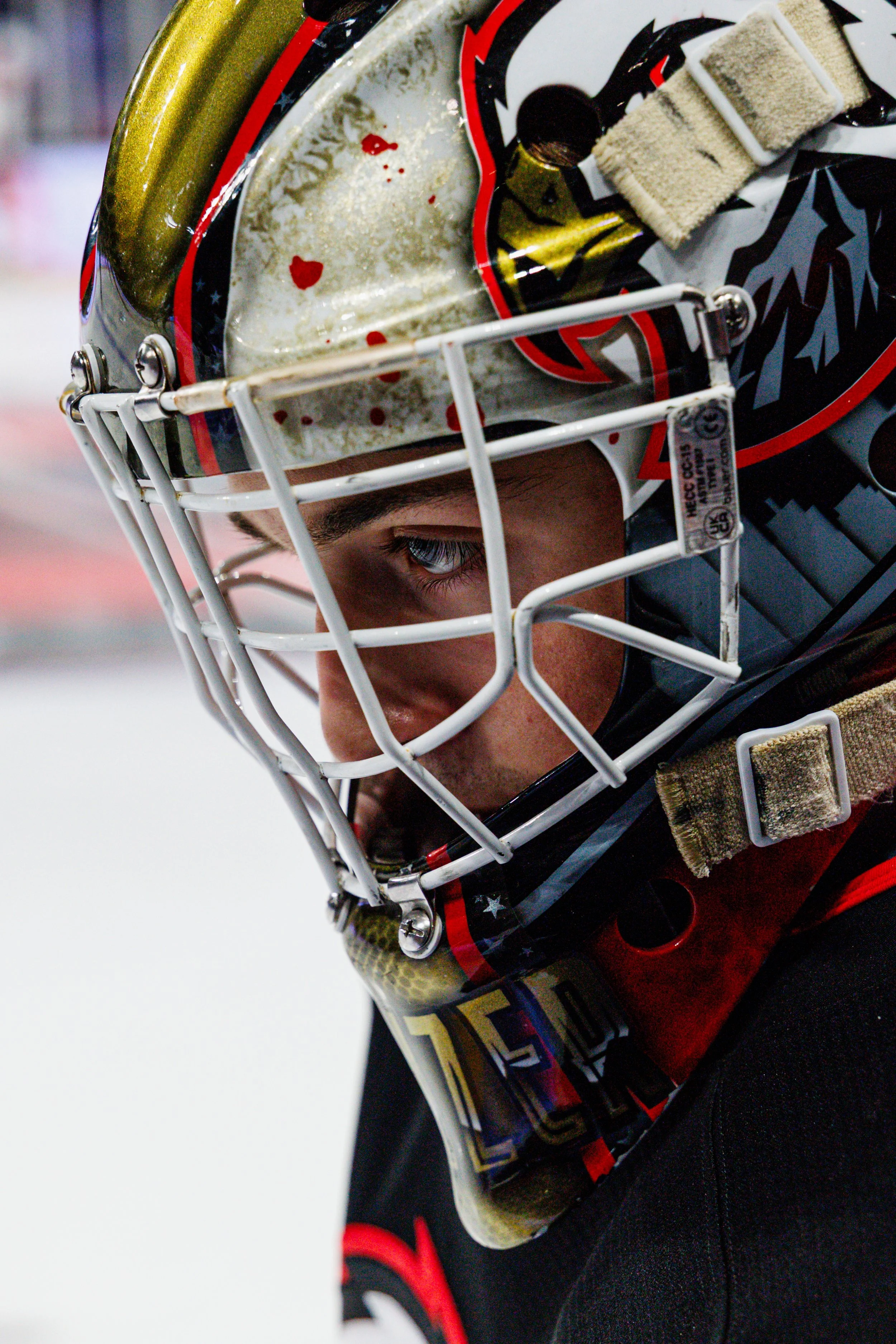 Cruz Chase makes a glove save for the Portland Winterhawks