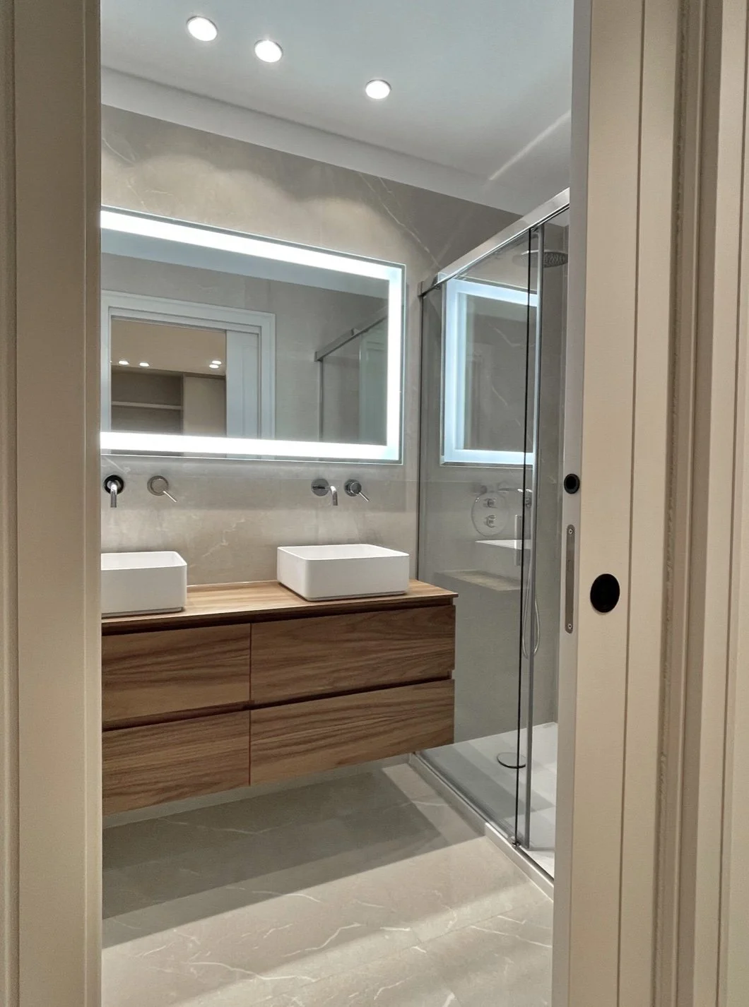 Cocina con isla y estanterías de madera