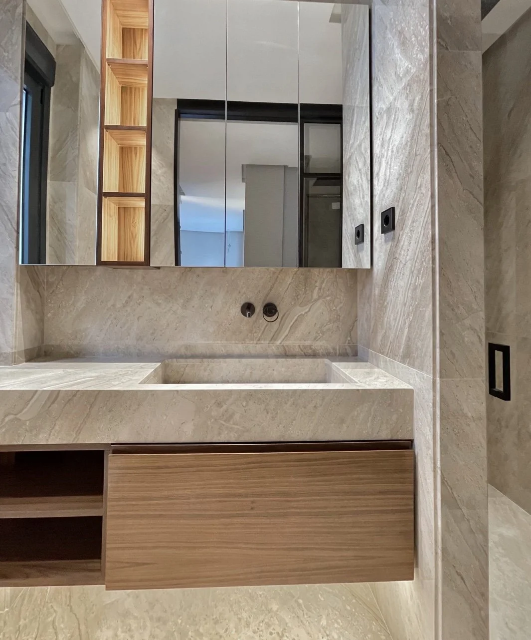 Cocina renovada con madera oscura y encimera clara