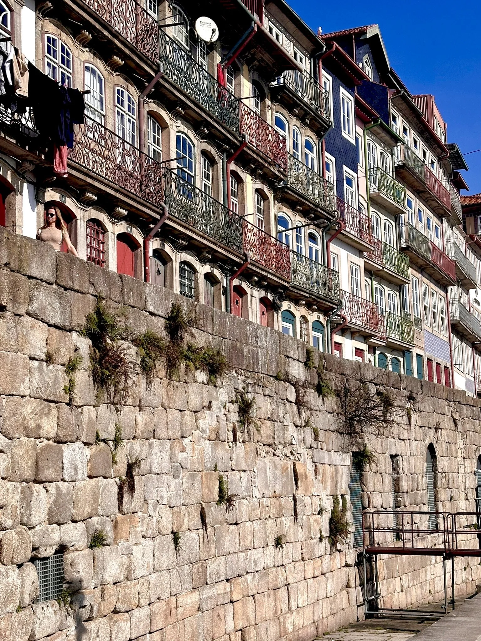 Quiet street scene in Porto during a peaceful moment