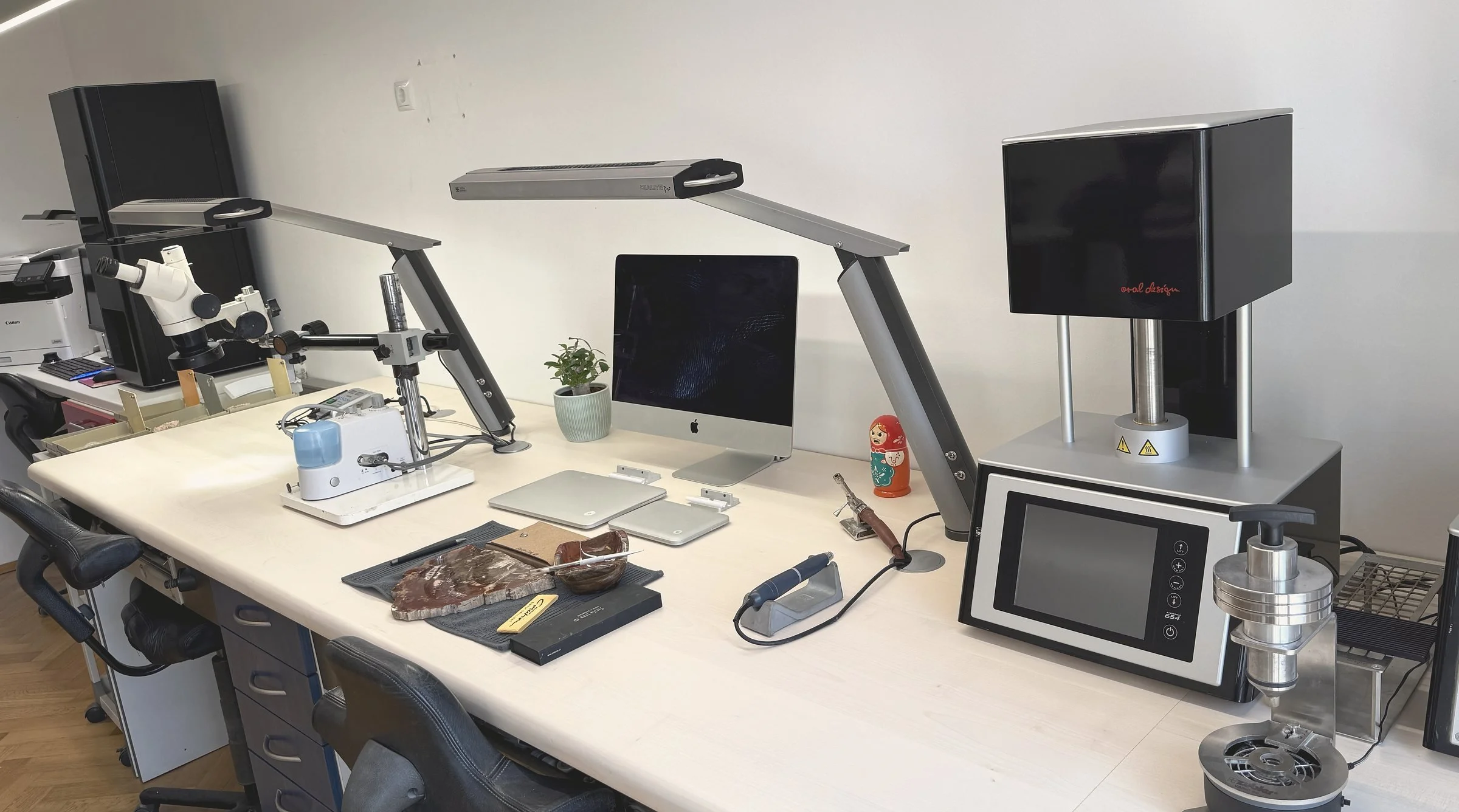 Keramik-Arbeitsplatz im Labor Smilestudio