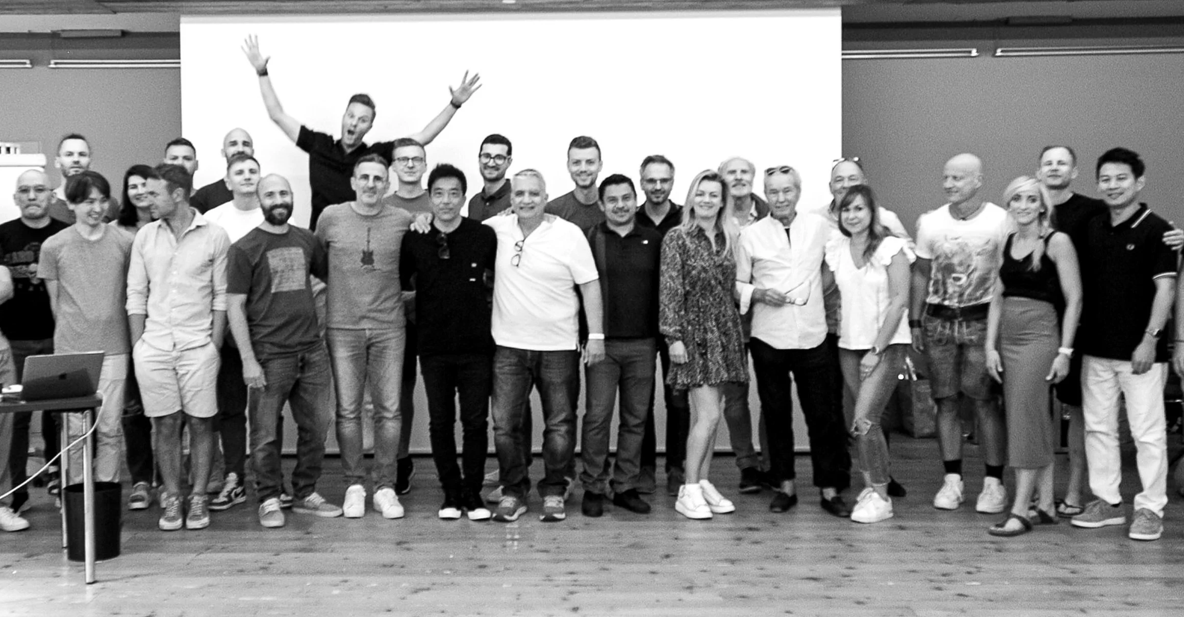 Gruppenfoto einer internationalen Zahntechnik-Fortbildung mit Moe Khalili
