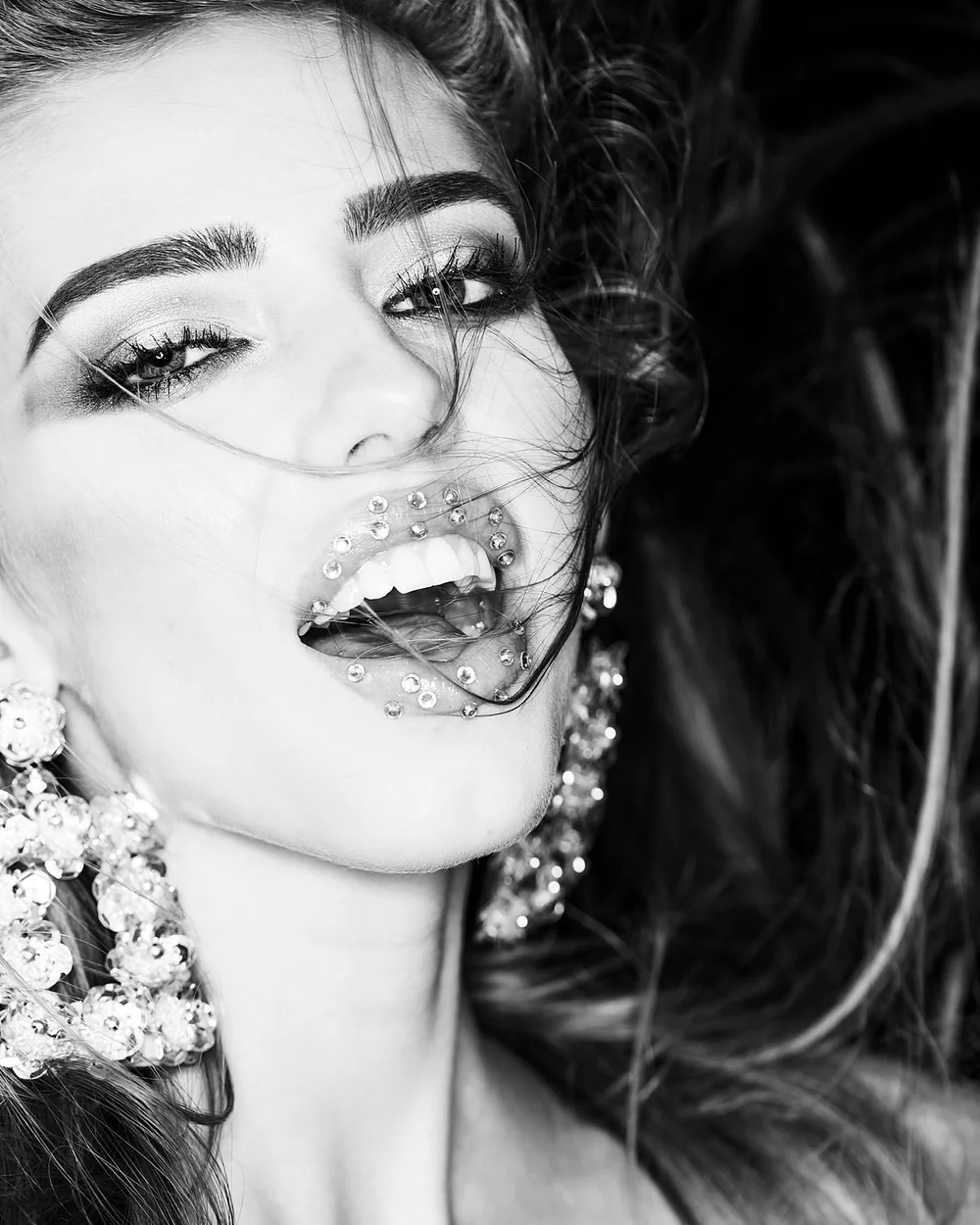 Lachen mit Glitzer-Lippen