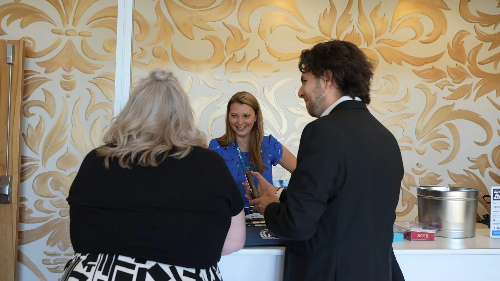 Corporate magician entertaining exhibitors at a trade show booth during a Rhode Island conference
