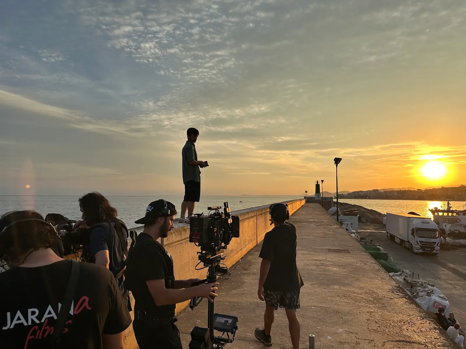 El equipo prepara una toma con Álvaro al atardecer junto al puerto.