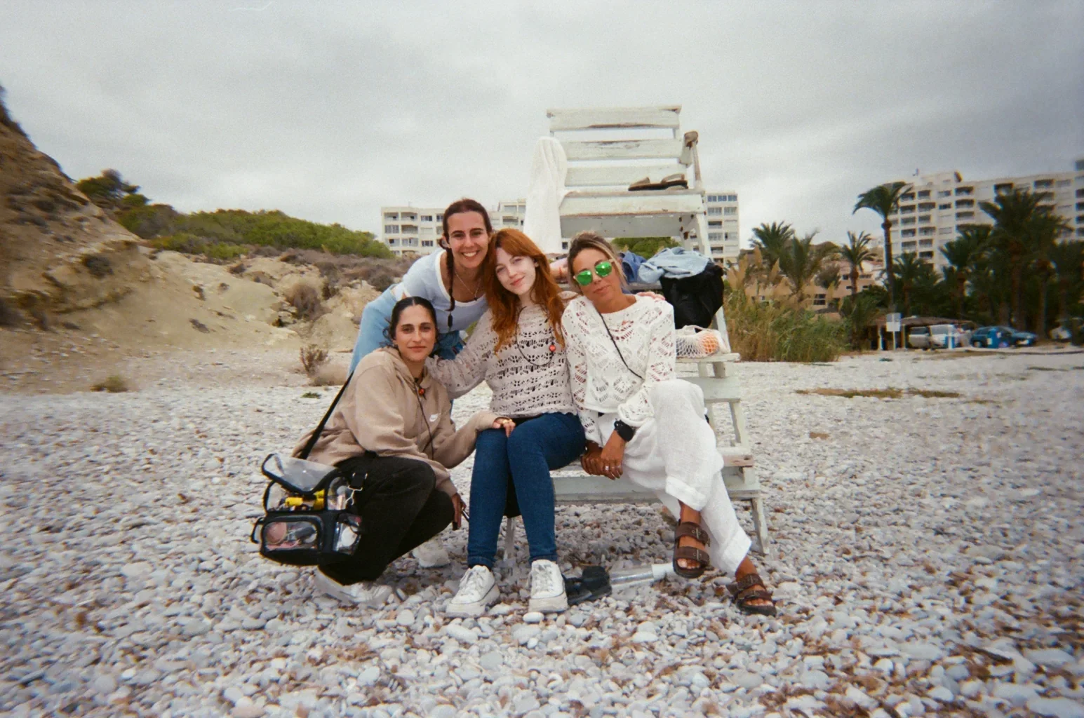 Parte del equipo de Onades reunida en la playa.