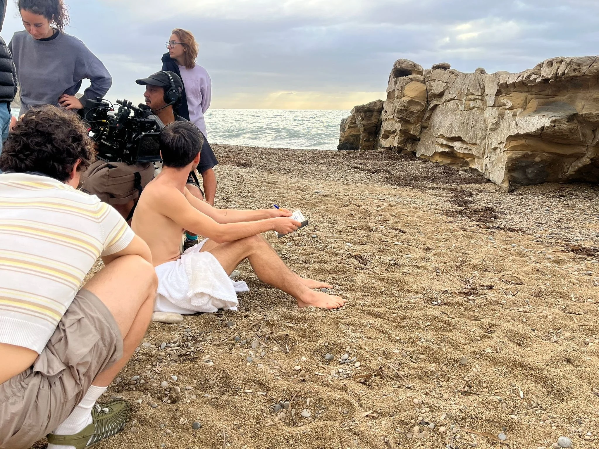 Un momento de descanso del equipo junto al mar.