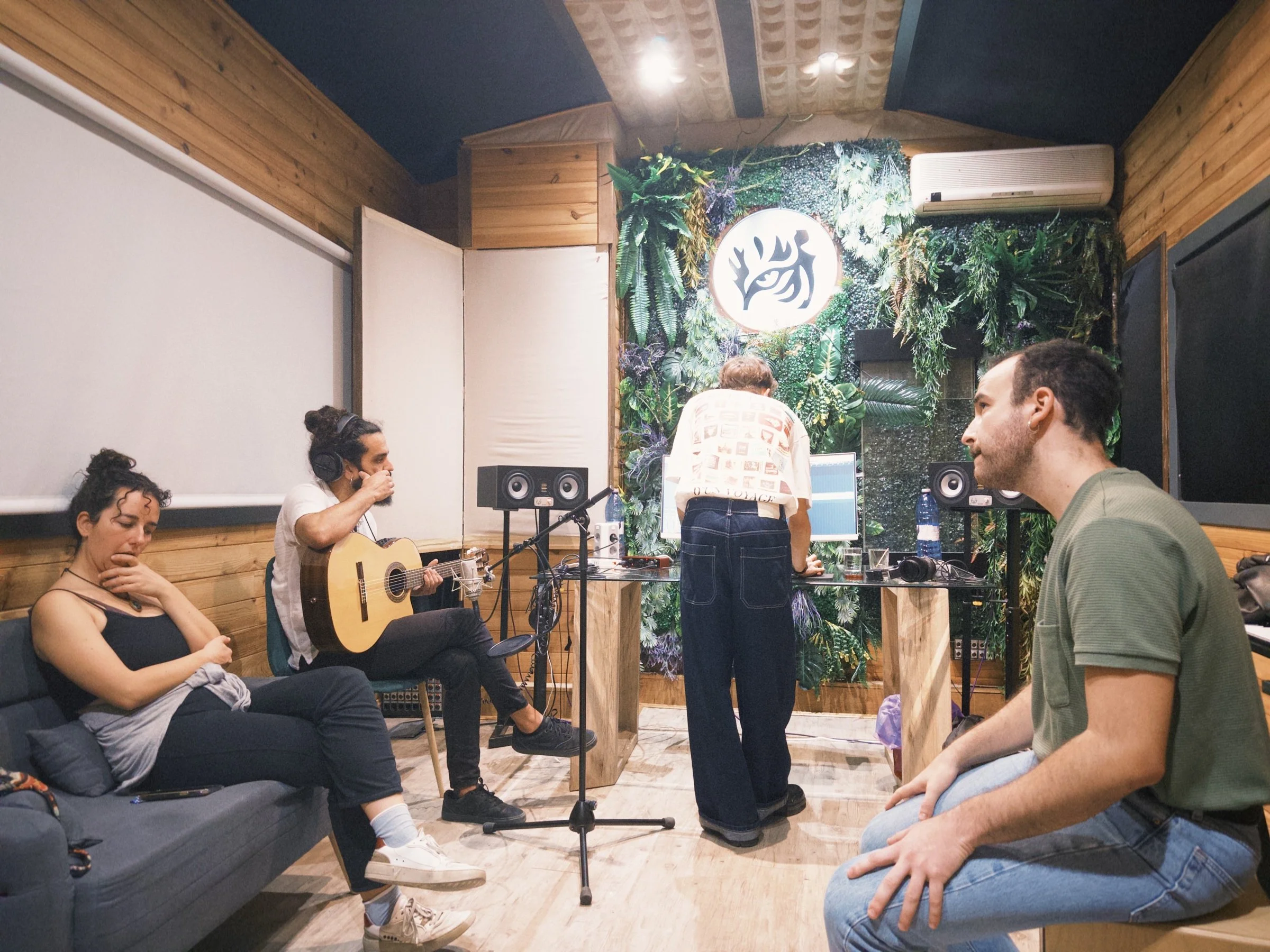 Grabación de música y voces en el estudio.