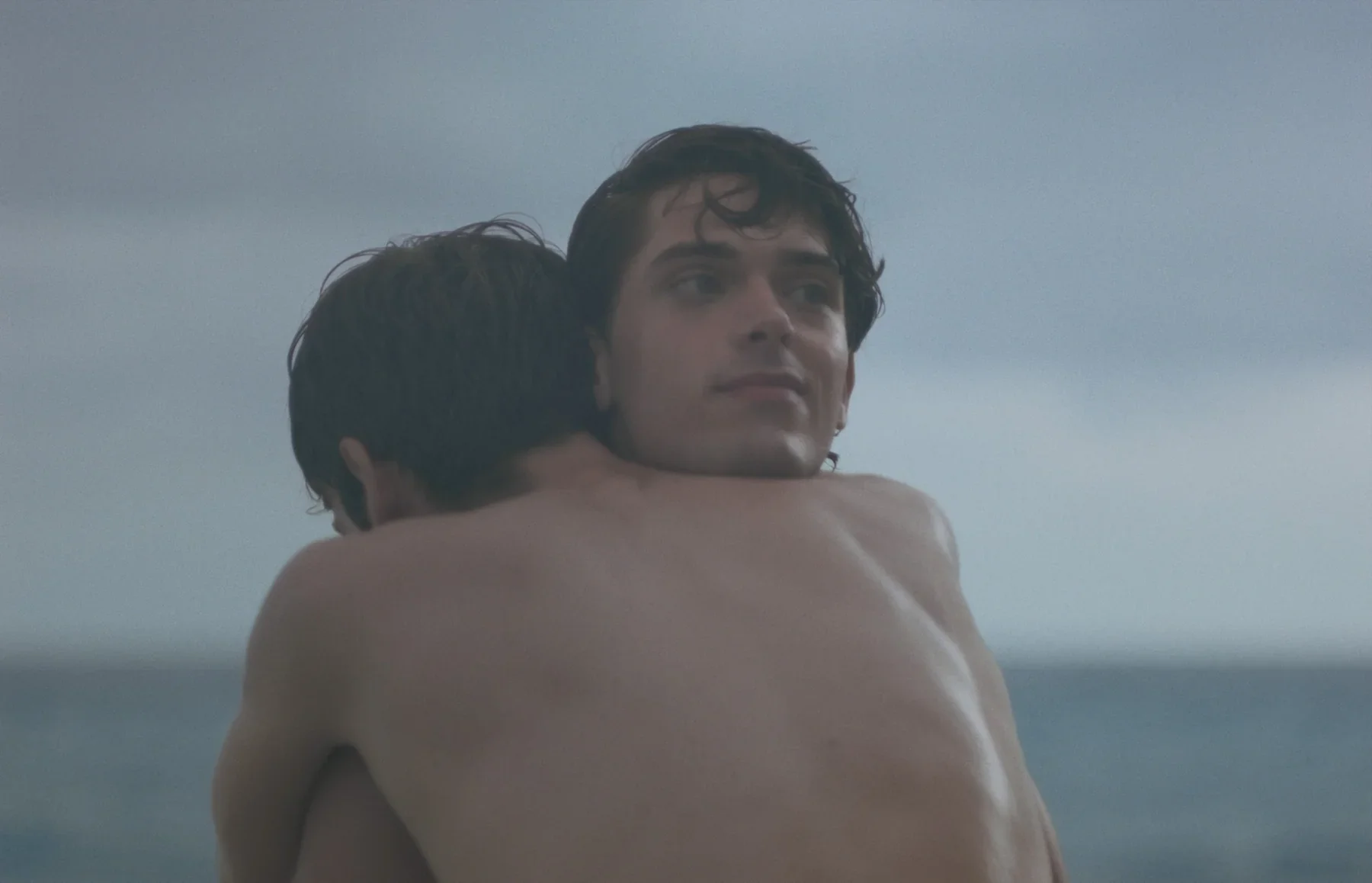 Álvaro y el Hombre del Mar se abrazan en la playa.