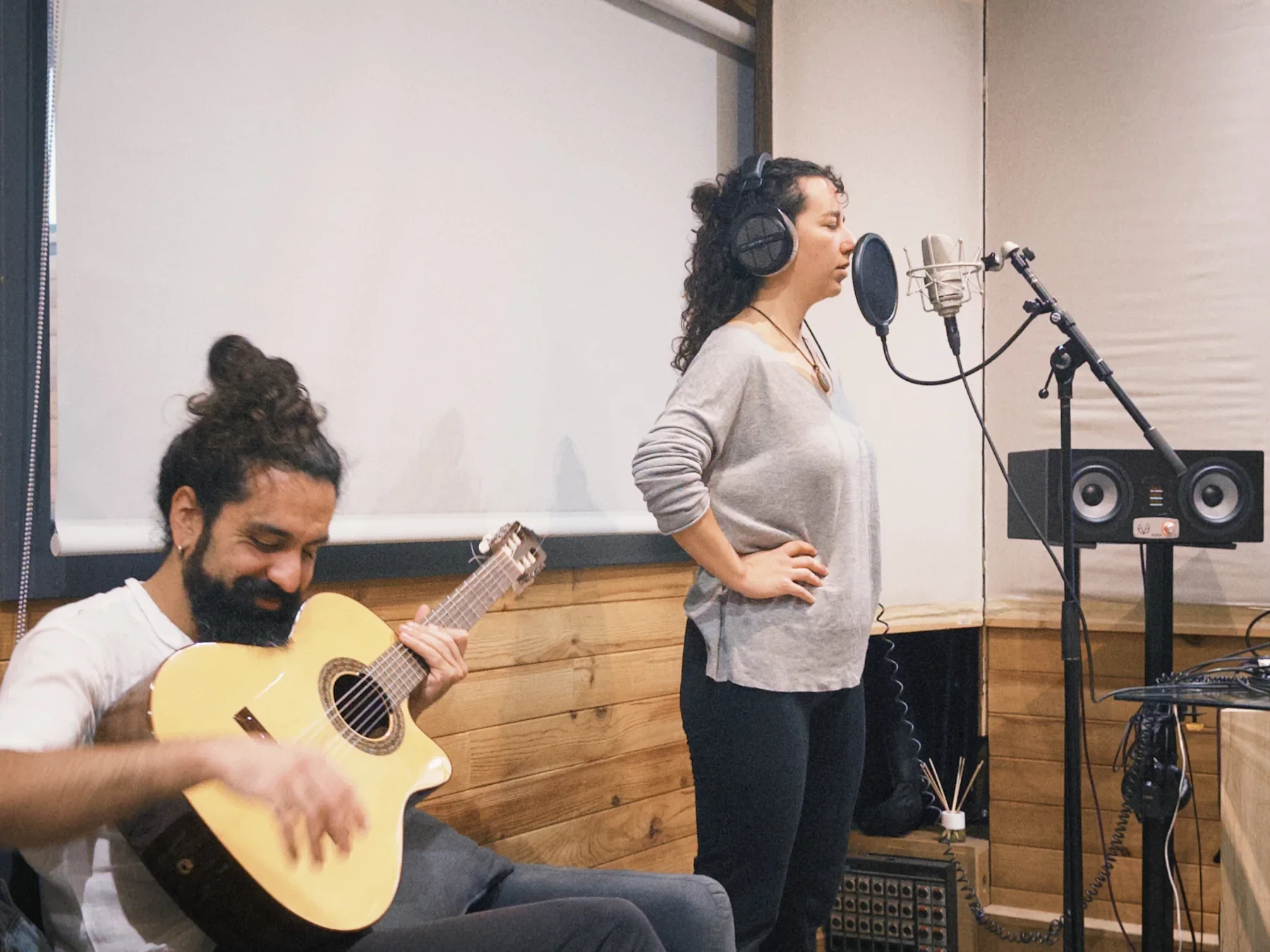 Grabación de voces y guitarra en el estudio.