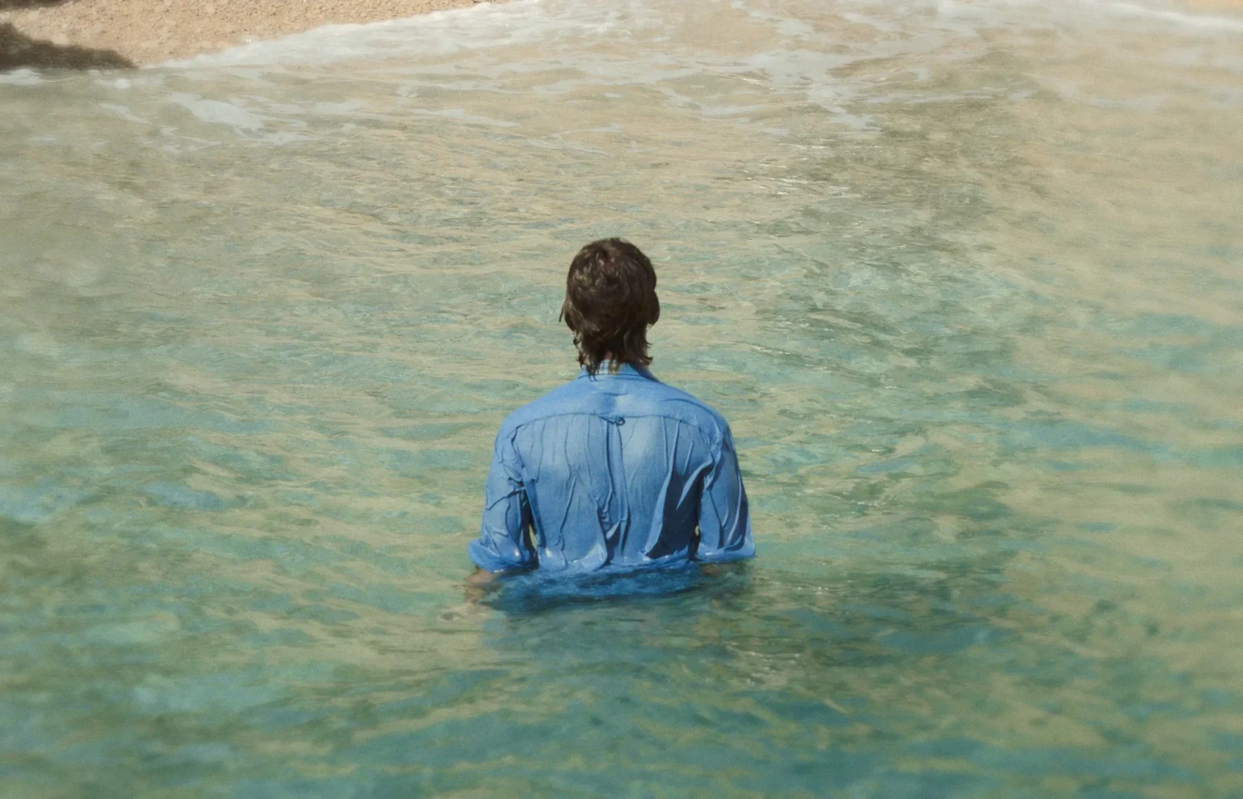 El Hombre del Mar de espaldas, dentro del Mediterráneo.