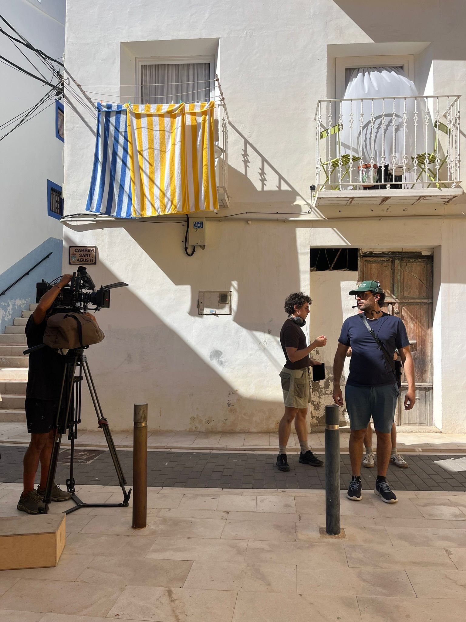 Cámara, sonido y dirección durante el rodaje en una calle de La Vila Joiosa.