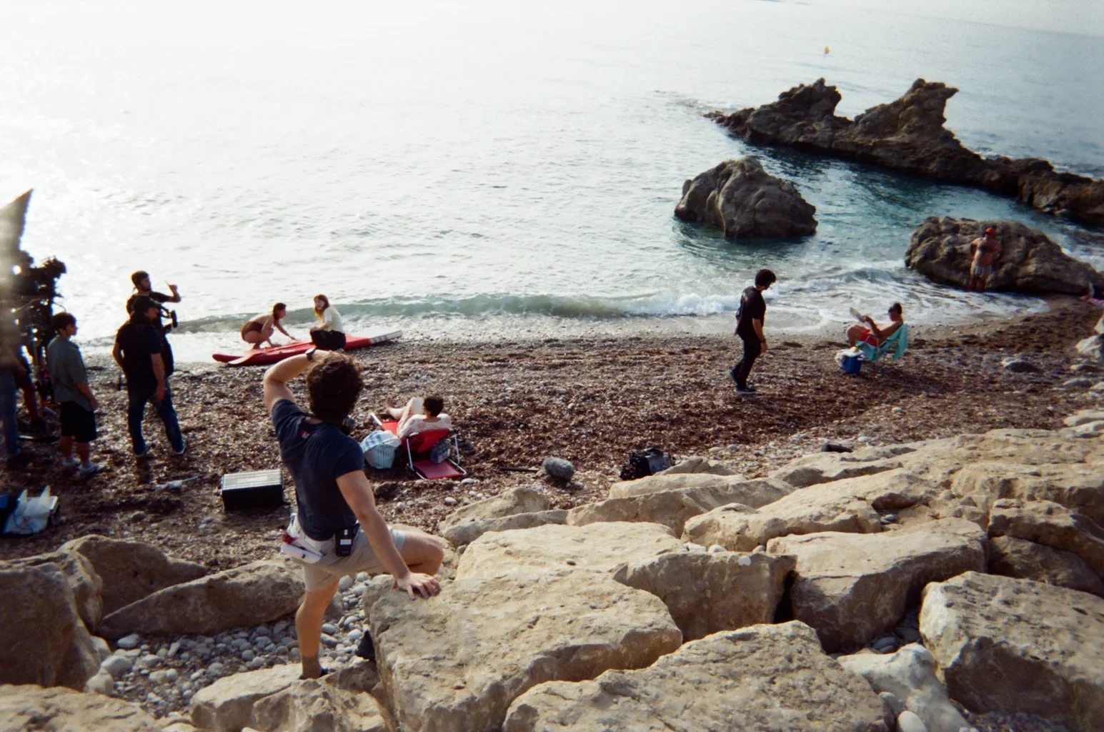 El equipo prepara una escena entre las rocas de la playa.