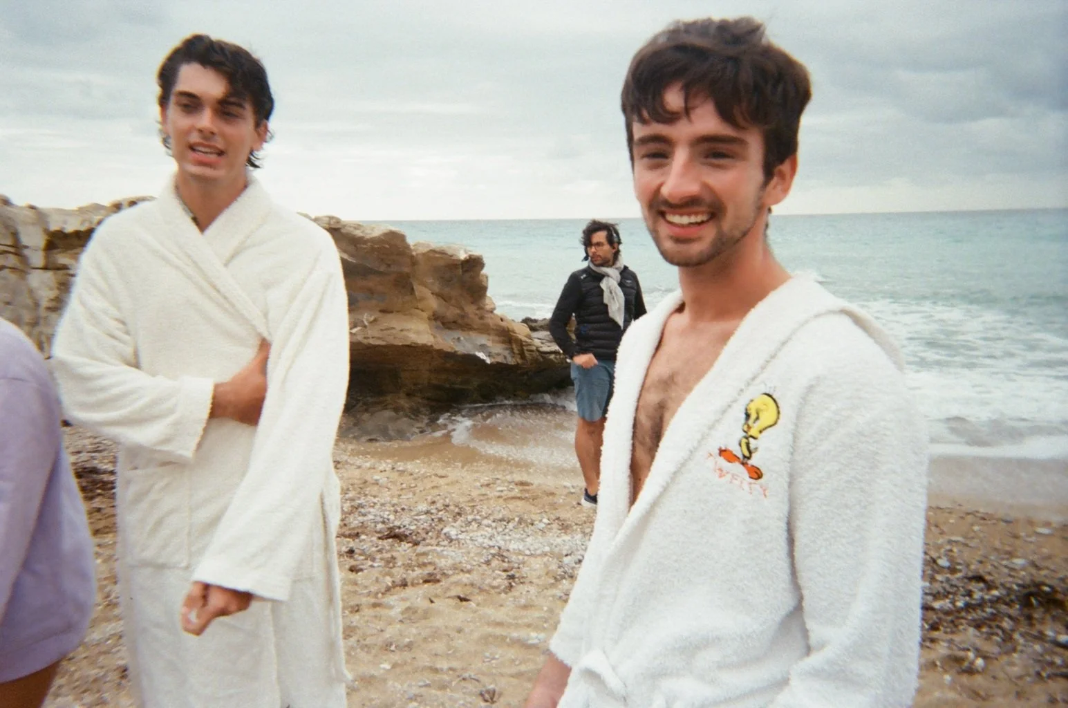 Dos intérpretes durante el rodaje en la playa.