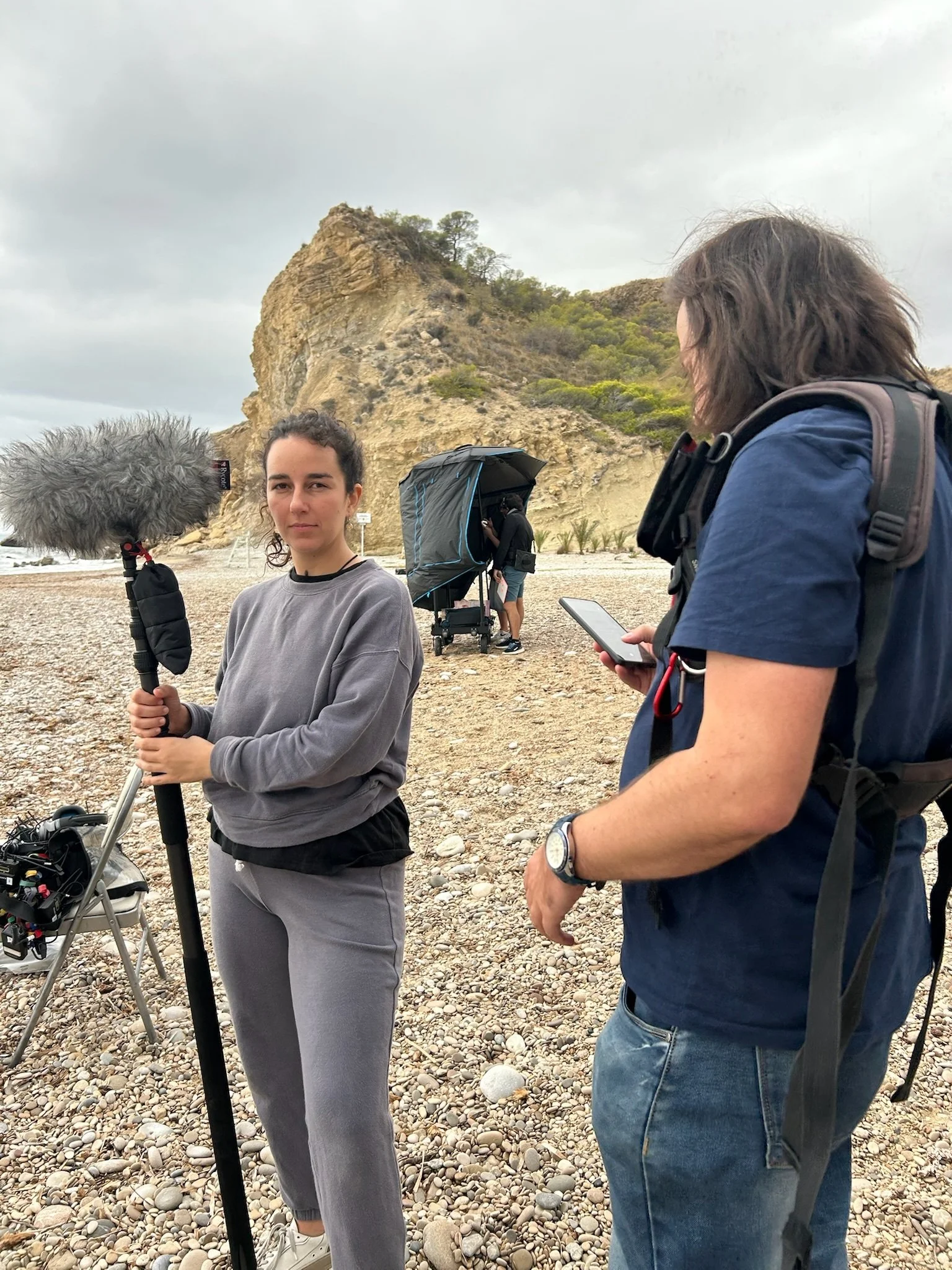El equipo conversa junto a las rocas durante el rodaje.