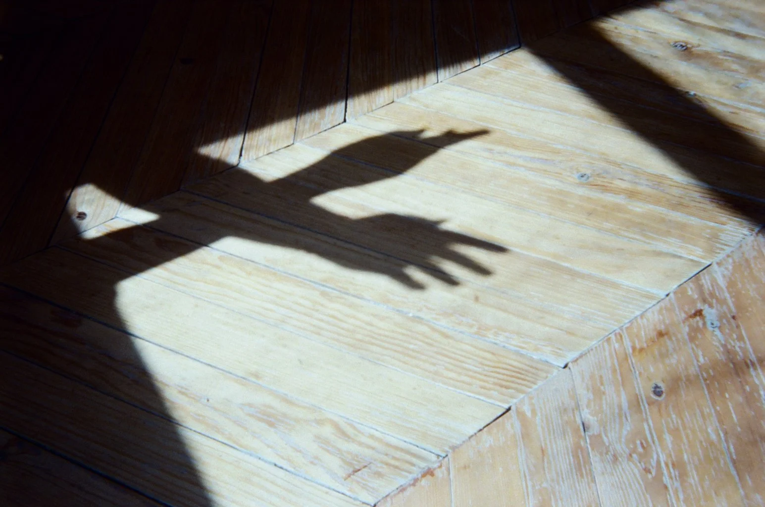 Sombras de las manos sobre una superficie de madera durante el rodaje.