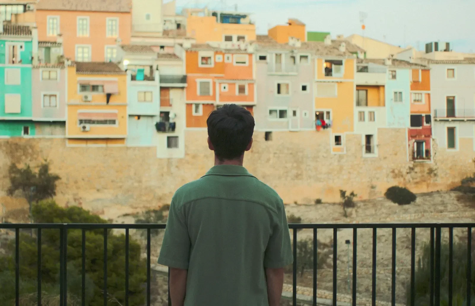 Álvaro frente a las casas de colores de La Vila Joiosa.