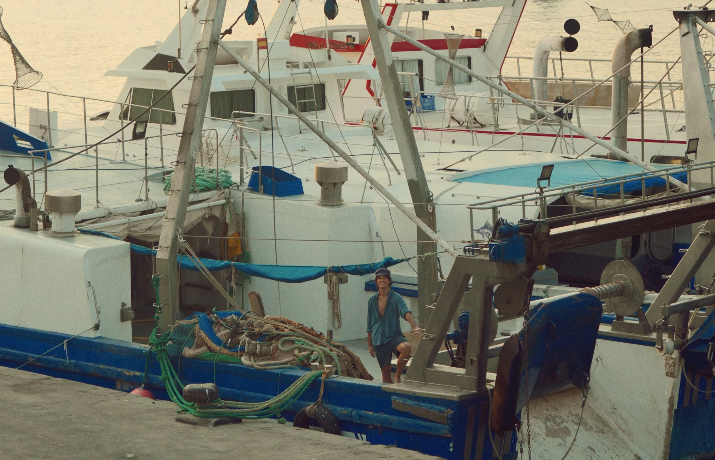 El Hombre del Mar entre las barcas del puerto.